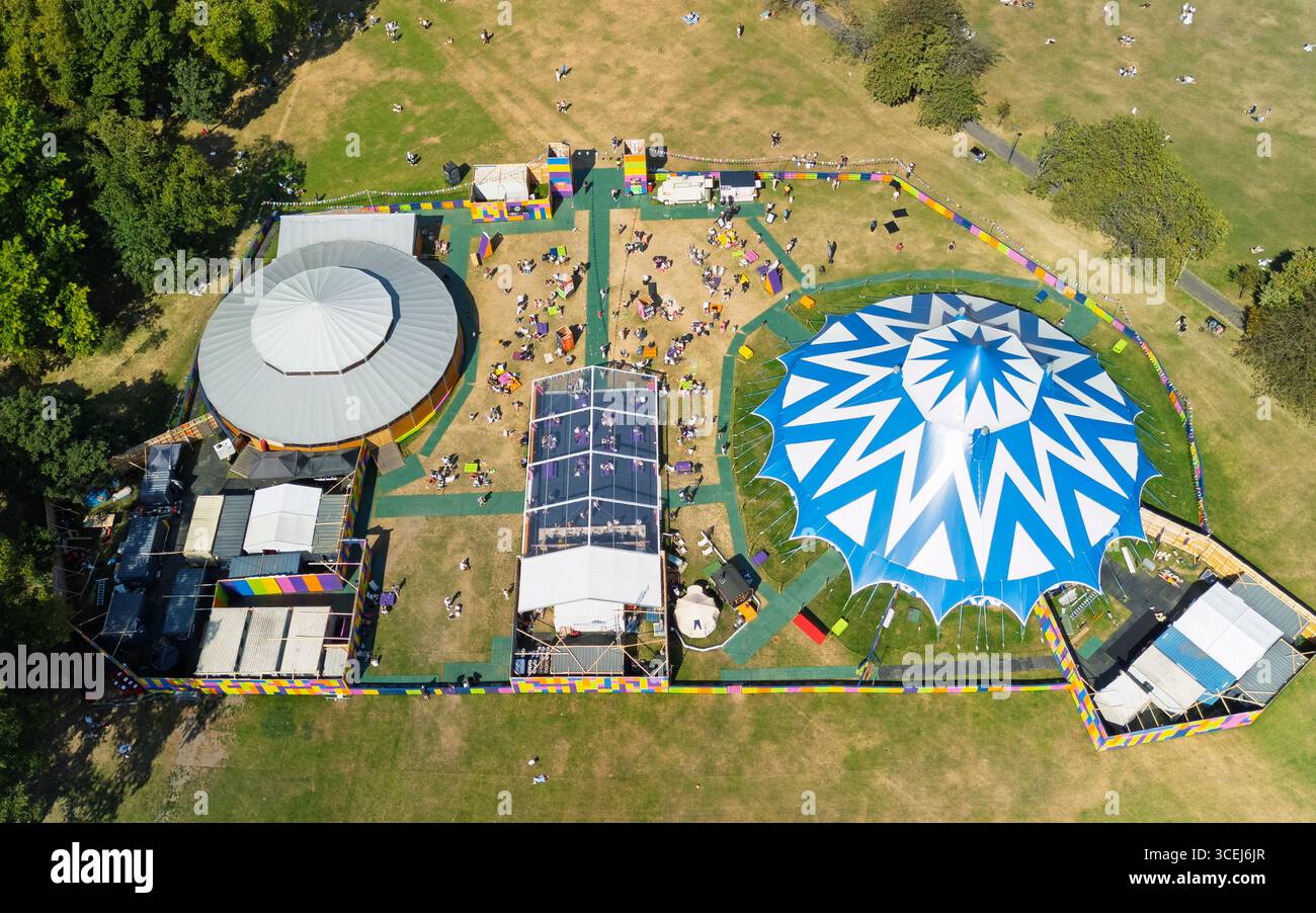 Veduta aerea della sede di Edinburgh Fringe Underbelly's Circus Hub on the Meadows nell'estate 2025., Edimburgo, Scozia, Regno Unito Foto Stock