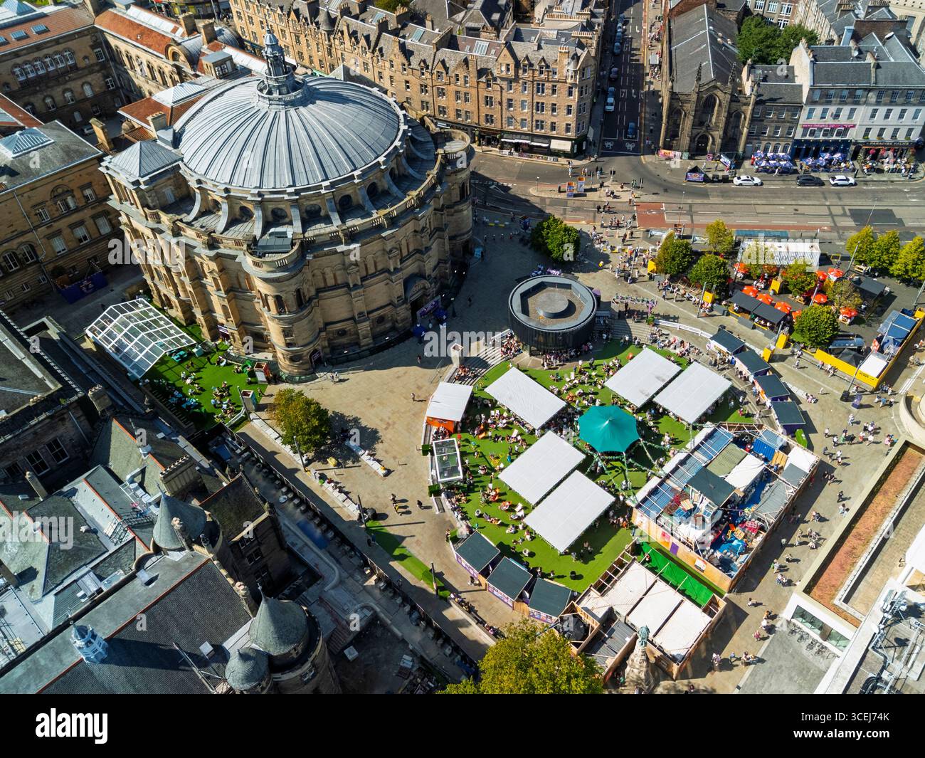 Veduta aerea dell'Edinburgh Fringe e del luogo di ospitalità dal ventre in Bristo Square nell'estate 2025., Edimburgo, Scozia, Regno Unito Foto Stock
