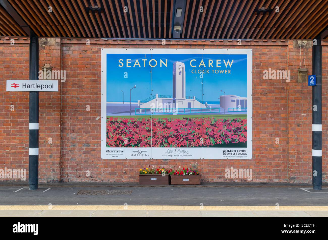 Poster per affissioni di promozione turistica presso la stazione ferroviaria, Hartlepool Borough Council, Durham, Inghilterra, Regno Unito - Torre dell'orologio Seaton Carew Foto Stock