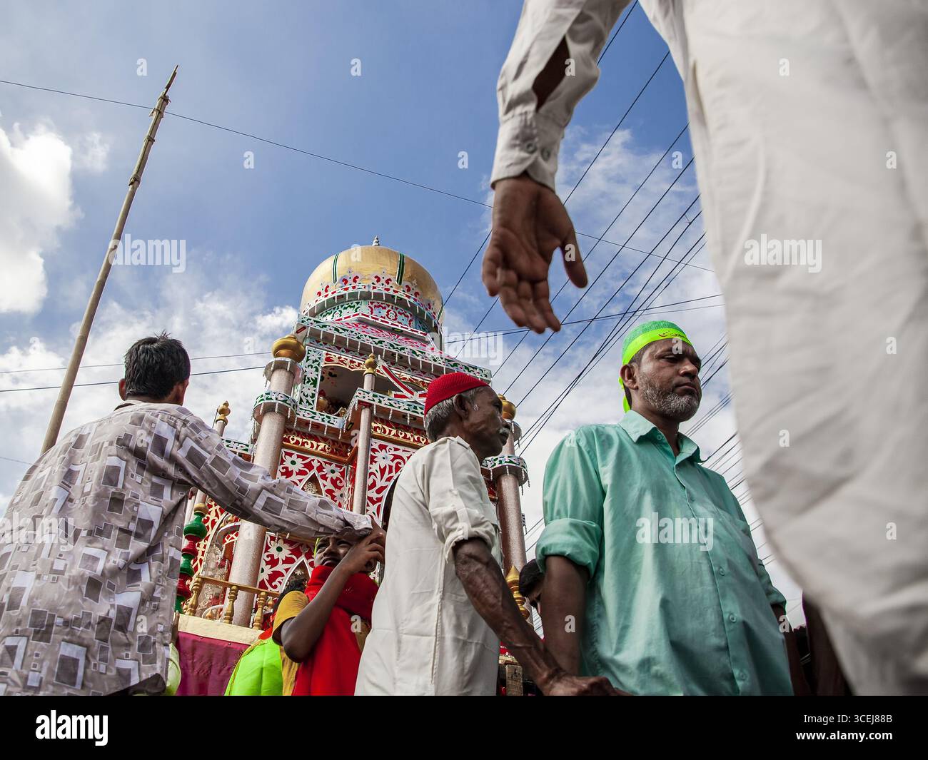 Chattogram, Bangladesh - 29 luglio 2023: Vista della vivace processione di Tazia, un santuario mobile adornato da intricati motivi, trasportato per le strade sotto un cielo luminoso. Foto Stock