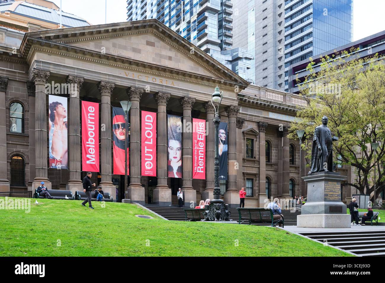 Di fronte all'edificio della State Library Victoria in Swanston Street nella città di Melbourne, Victoria, Australia, inclusa una statua di Sir Redmond Barry Foto Stock