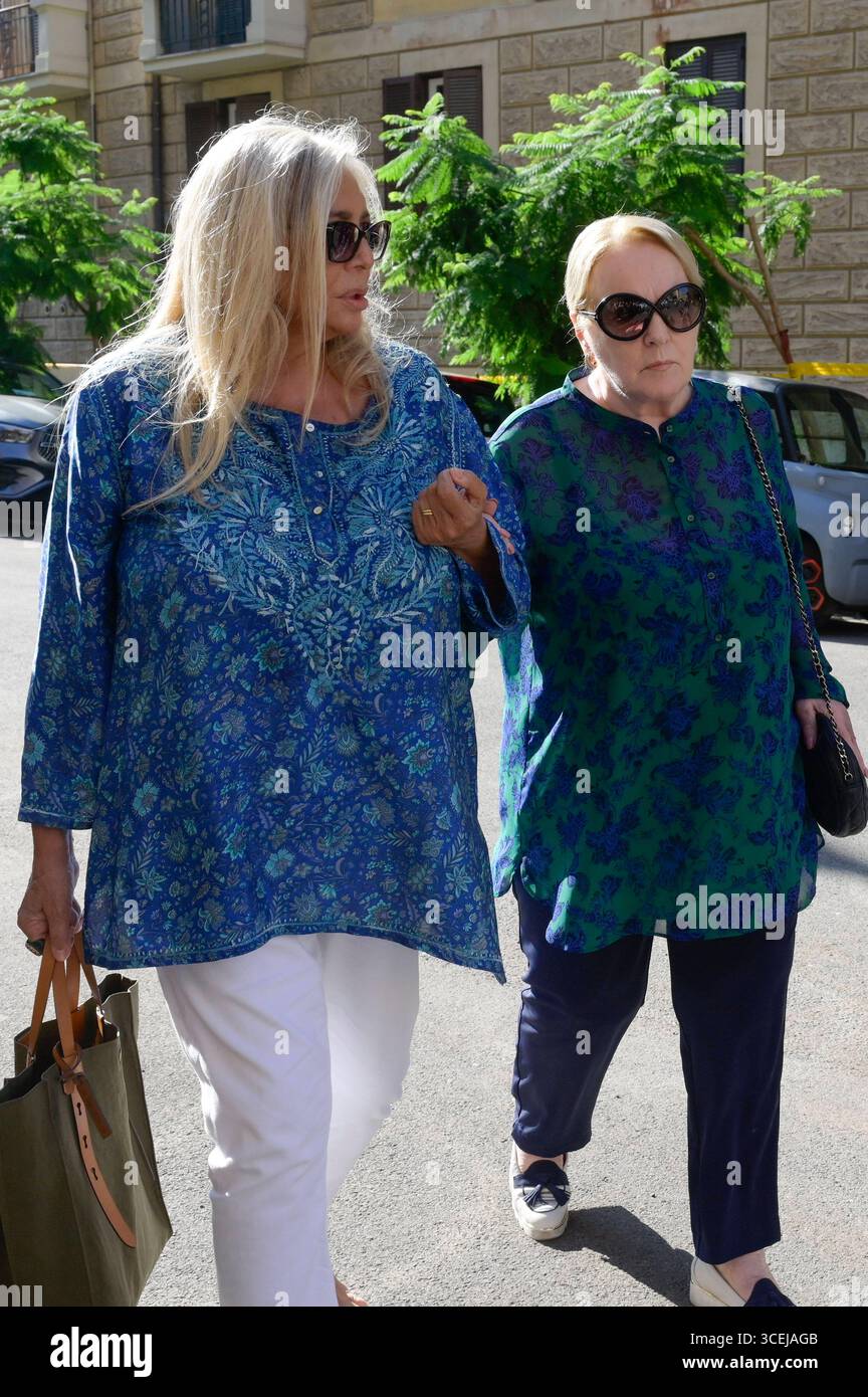 Mara Venier und Katia Ricciarelli bei der Abschiednahme von Pippo Baudo im Teatro delle vittorie. ROM, 18.08.2025 *** Mara Venier e Katia Ricciarelli alla cerimonia d'addio di Pippo Baudo al Teatro delle vittorie Roma, 18 08 2025 foto:XA.XM.xTinghinox/xFuturexImagex pippo 5814 Foto Stock