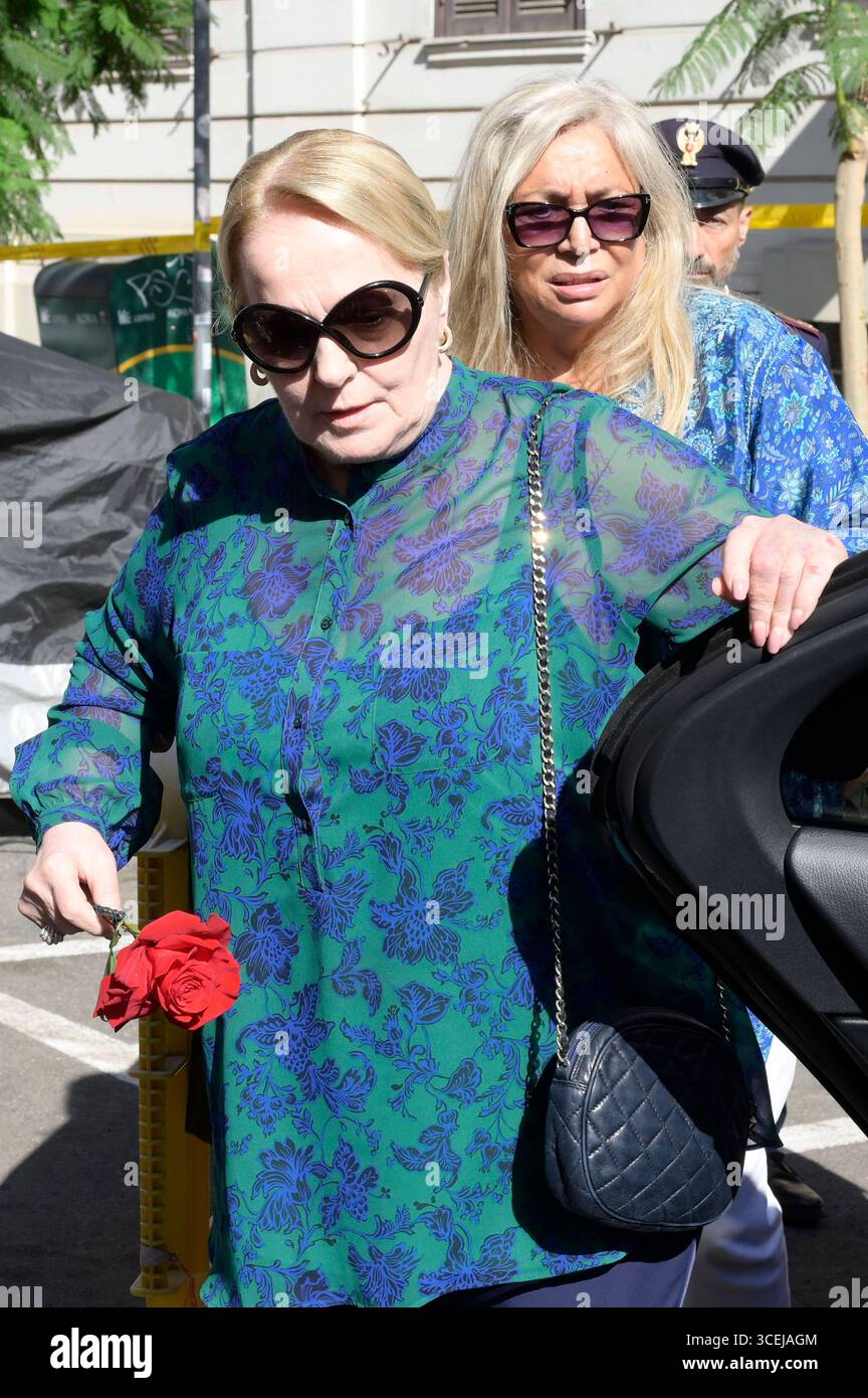 Katia Ricciarelli und Mara Venier bei der Abschiednahme von Pippo Baudo im Teatro delle vittorie. ROM, 18.08.2025 *** Katia Ricciarelli e Mara Venier salutano Pippo Baudo al Teatro delle vittorie Roma, 18 08 2025 foto:XA.XM.xTinghinox/xFuturexImagex pippo 5809 Foto Stock