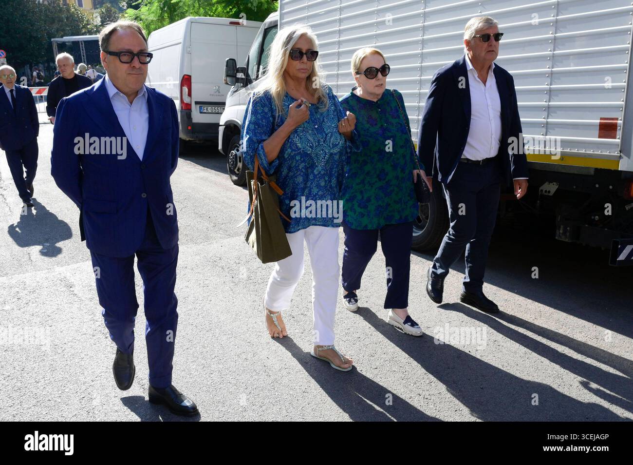 Mara Venier und Katia Ricciarelli bei der Abschiednahme von Pippo Baudo im Teatro delle vittorie. ROM, 18.08.2025 *** Mara Venier e Katia Ricciarelli alla cerimonia d'addio di Pippo Baudo al Teatro delle vittorie Roma, 18 08 2025 foto:XA.XM.xTinghinox/xFuturexImagex pippo 5812 Foto Stock