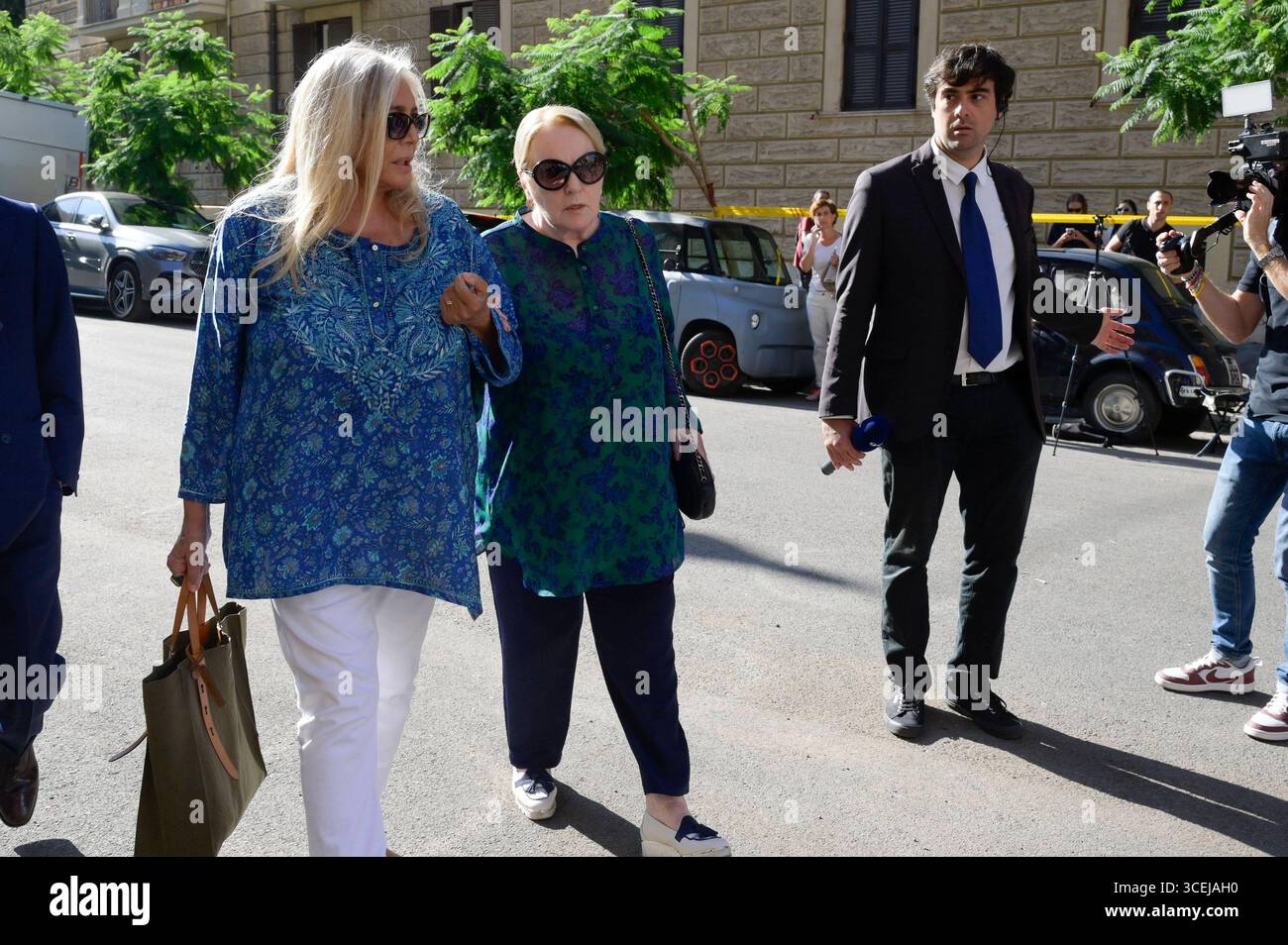 Mara Venier und Katia Ricciarelli bei der Abschiednahme von Pippo Baudo im Teatro delle vittorie. ROM, 18.08.2025 *** Mara Venier e Katia Ricciarelli alla cerimonia d'addio di Pippo Baudo al Teatro delle vittorie Roma, 18 08 2025 foto:XA.XM.xTinghinox/xFuturexImagex pippo 5815 Foto Stock