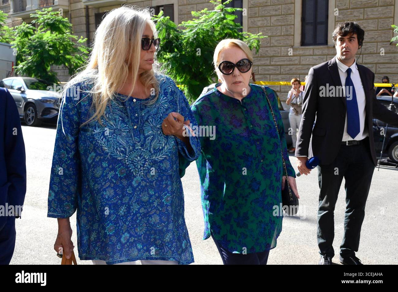 Mara Venier und Katia Ricciarelli bei der Abschiednahme von Pippo Baudo im Teatro delle vittorie. ROM, 18.08.2025 *** Mara Venier e Katia Ricciarelli alla cerimonia d'addio di Pippo Baudo al Teatro delle vittorie Roma, 18 08 2025 foto:XA.XM.xTinghinox/xFuturexImagex pippo 5816 Foto Stock