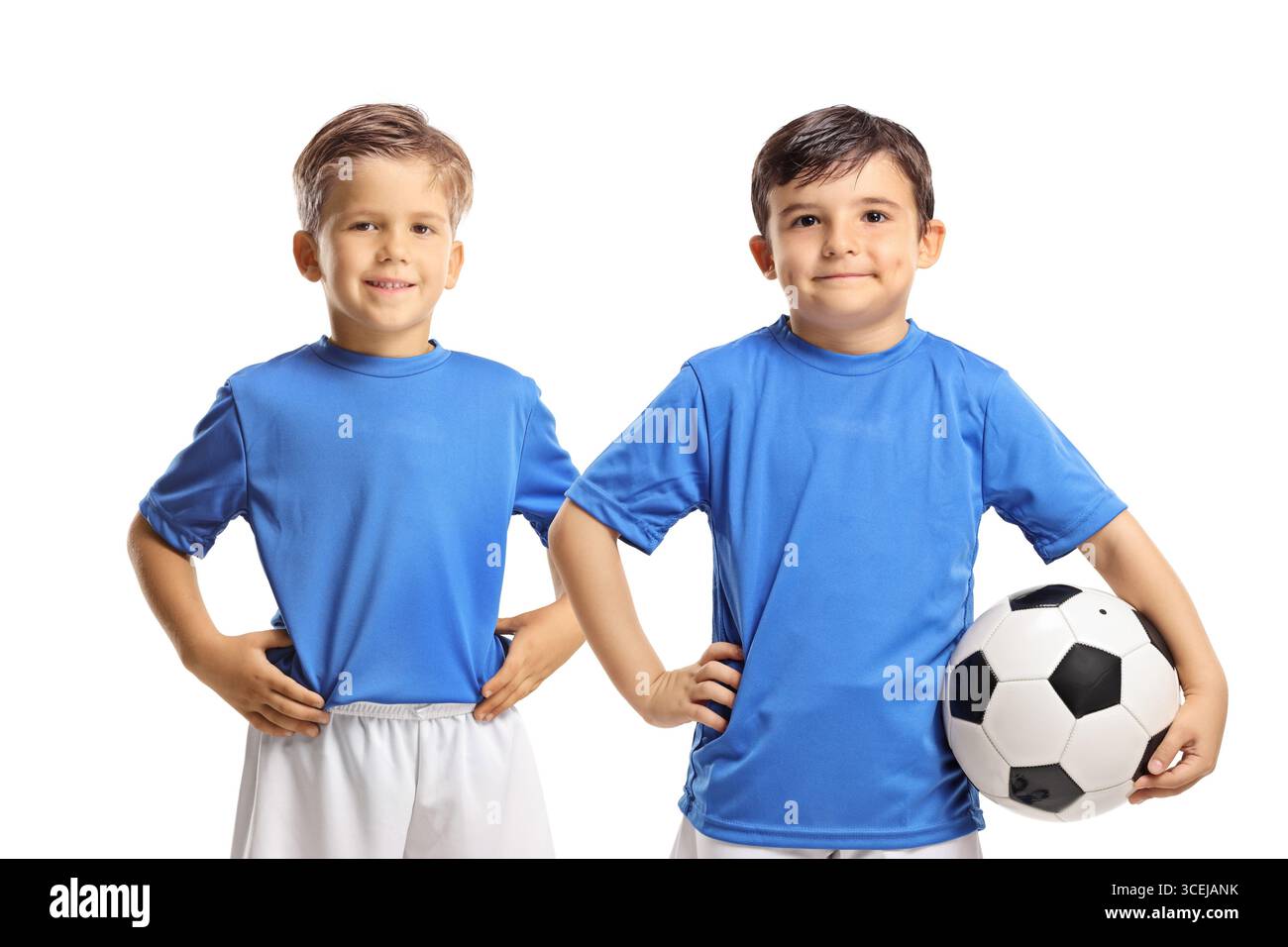 Ragazzi con un pallone in posa e sorridenti alla telecamera isolati su sfondo bianco Foto Stock