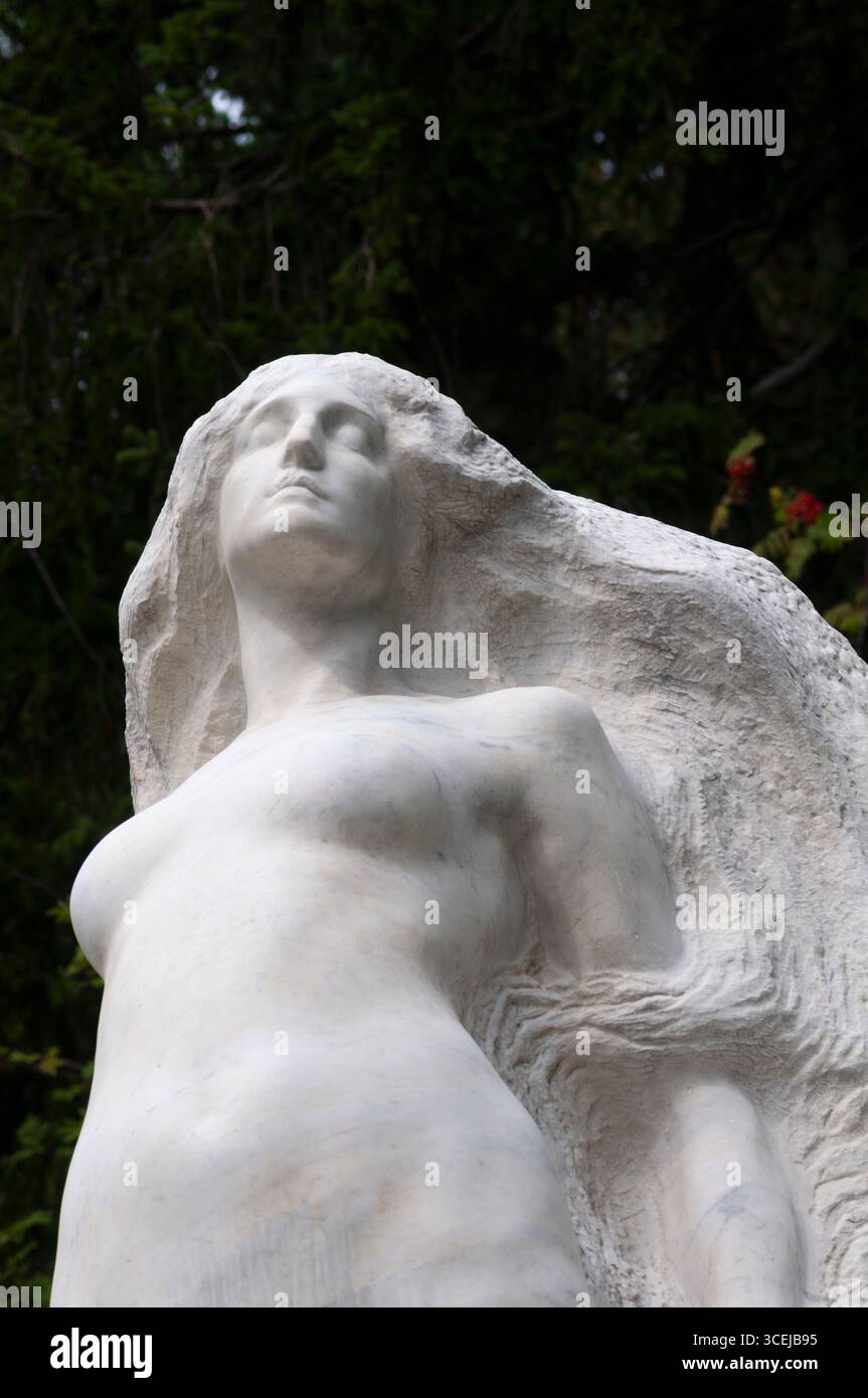 Svizzera, Engandina, St. Moritz, Museo Segantini, la bellezza liberata dalla materia A Segantini Statua di Leonardo Bistolfi Foto Stock