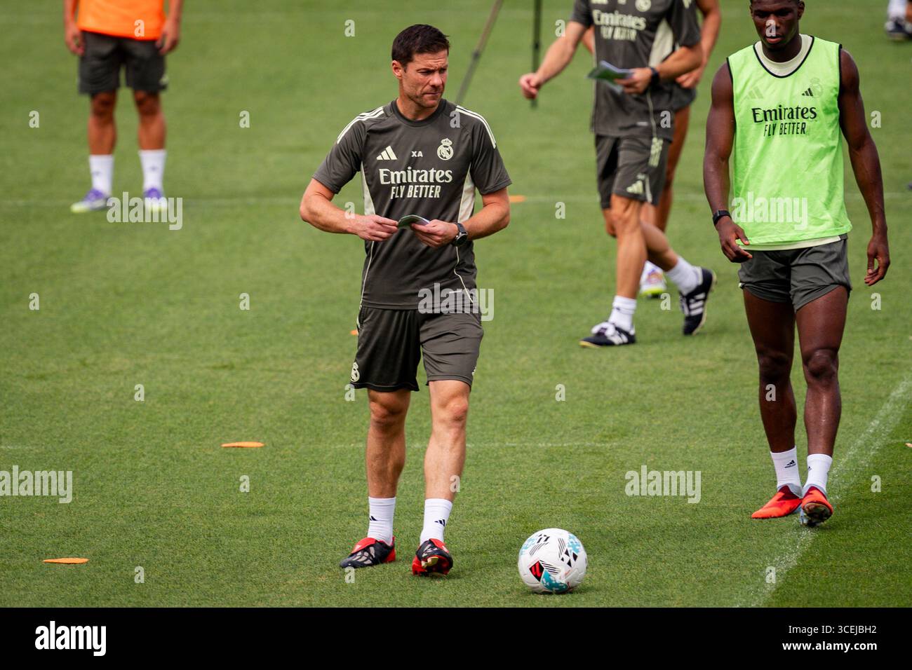 Valdebebas, Spagna. 18 agosto 2025. Xabi Alonso, capo allenatore del Real Madrid, visto in azione durante la sessione di allenamento in vista della partita LaLiga EA Sports contro CA Osasuna al Ciudad Real Madrid. (Foto di Alberto Gardin/SOPA Images/Sipa USA) credito: SIPA USA/Alamy Live News Foto Stock