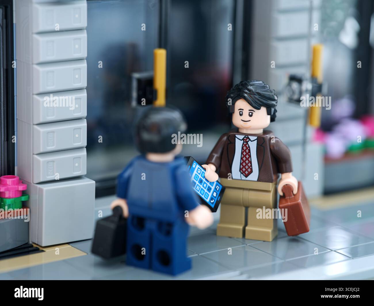 Tambov, Federazione Russa - 06 luglio 2025 due figure d'affari Happy Lego che hanno una conversazione fuori da una banca. Foto Stock