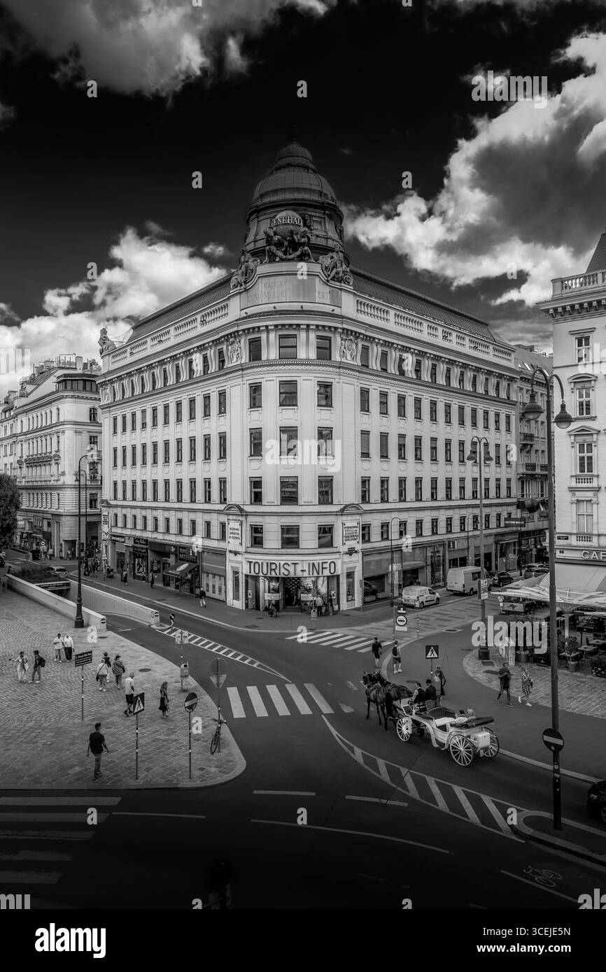 Una suggestiva scena di strada in bianco e nero di un edificio storico e un incrocio urbano a Vienna, Austria. Foto Stock