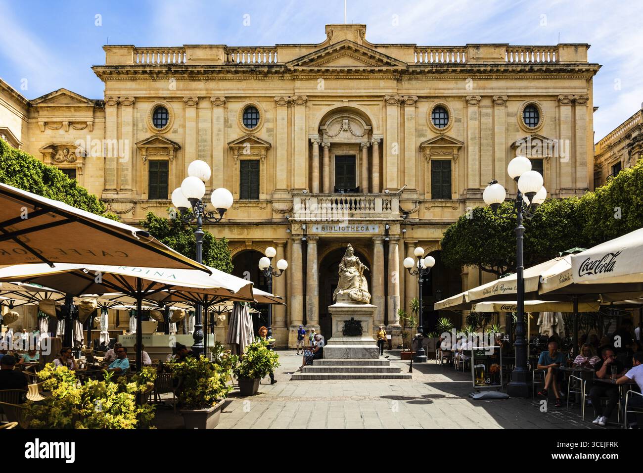 Biblioteca con statua della Regina Vittoria, la Valletta, sito patrimonio dell'umanità dell'UNESCO, Malta Foto Stock