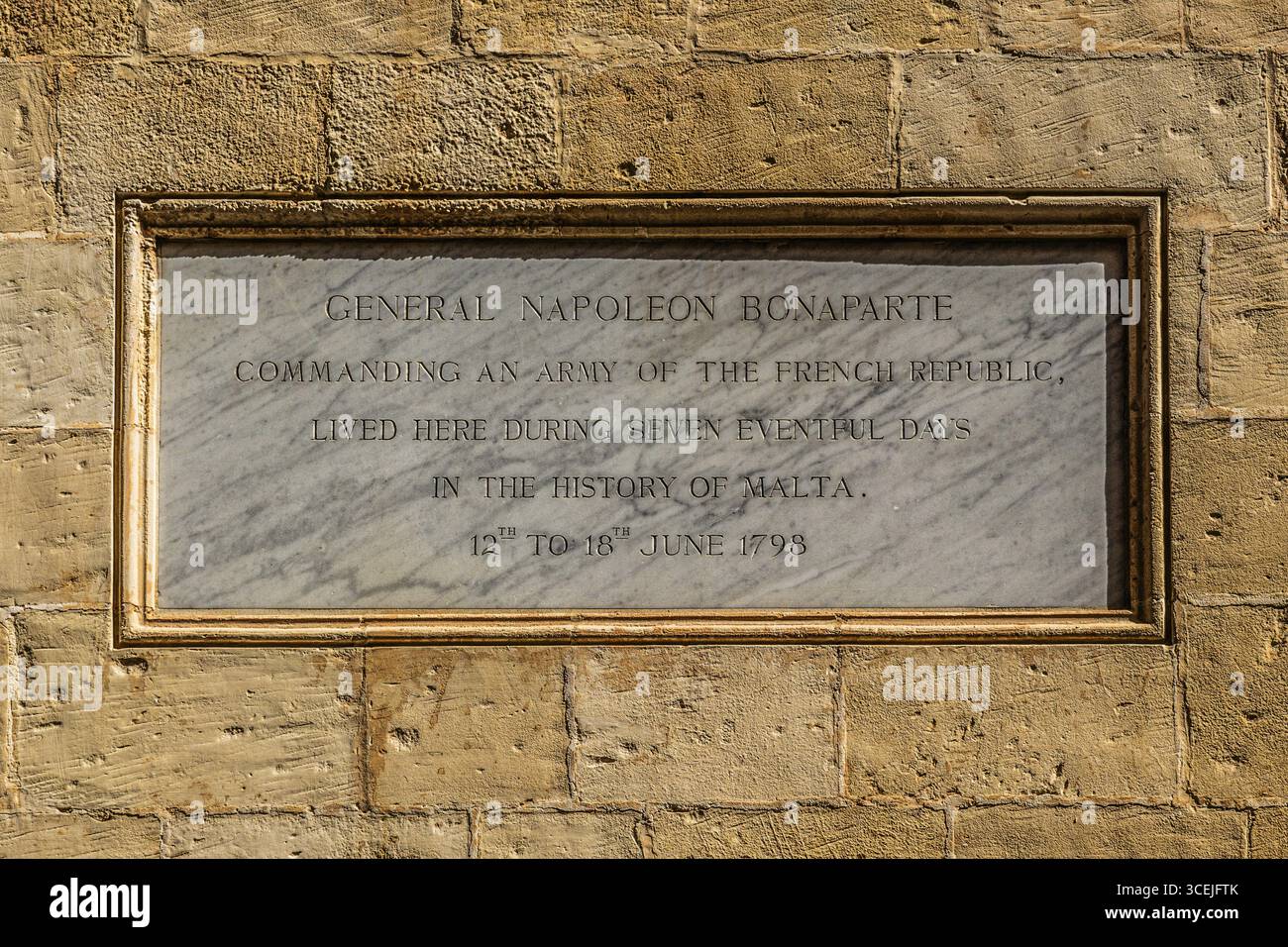 Targa commemorativa per Napoleone Bonaparte, che si fermò qui nel 1798, la Valletta, sito patrimonio dell'umanità dell'UNESCO, Malta Foto Stock