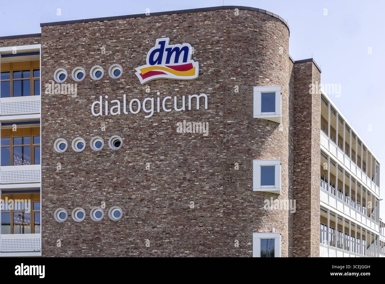 DM-dialogicum a Karlsruhe, sede centrale dell'azienda. dm è una catena di farmacie tedesca con oltre 4100 filiali. dm-drogerie markt e' il farmaco piu' grande Foto Stock