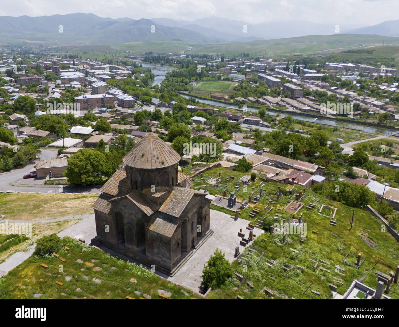 Chiesa storica sopra un paesaggio urbano con fiume e verdi colline sullo sfondo, Sisian, Sissian, Vorotan, Provincia di Sjunik, storicamente Sangesur Foto Stock