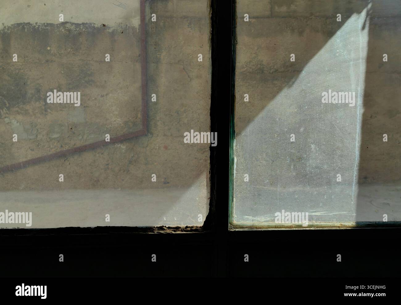 Attraverso il vetro sporco Foto Stock