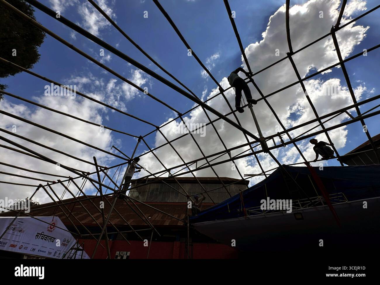 18 agosto 2025: Le persone stanno lavorando per preparare le bancarelle in vista del Nepal Automobile Dealers' Association (NADA) Auto Show 2025 a Kathmandu, Nepal, il 18 agosto 2025. UNITREE Humanoid Robots e Deepal eVTOL UAV sono il centro di attrazione della 17a edizione del NADA Auto Show 2025, in programma dal 19 al 24 agosto di quest'anno. (Credit Image: © Sunil Sharma/ZUMA Press Wire) SOLO PER USO EDITORIALE! Non per USO commerciale! Foto Stock