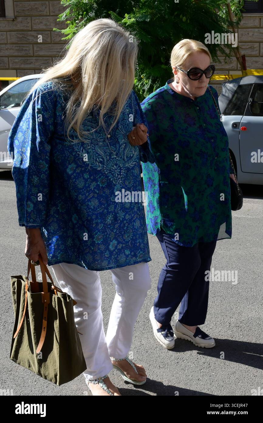 Roma, Italia. 18 agosto 2025. Mara Venier (l) e Katia Ricciarelli (r) arrivano alla cappella di riposo durante una visita alla cappella funebre di Pippo Baudo al Teatro delle vittorie. Credito: SOPA Images Limited/Alamy Live News Foto Stock