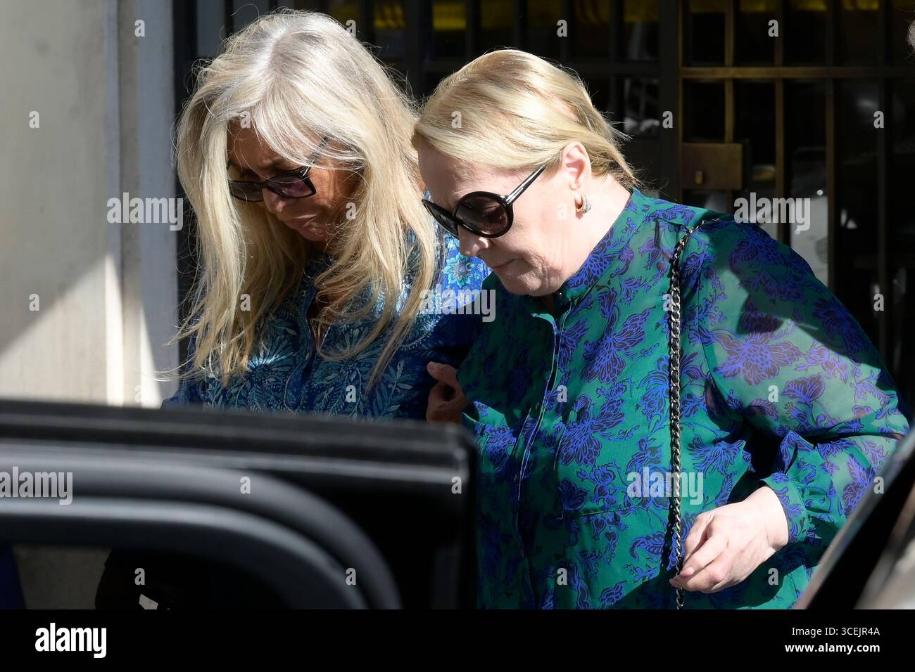 Roma, Italia. 18 agosto 2025. Mara Venier (l) e Katia Ricciarelli (r) lasciano il Teatro delle vittorie dopo aver visitato la cappella di riposo per Pippo Baudo. Credito: SOPA Images Limited/Alamy Live News Foto Stock