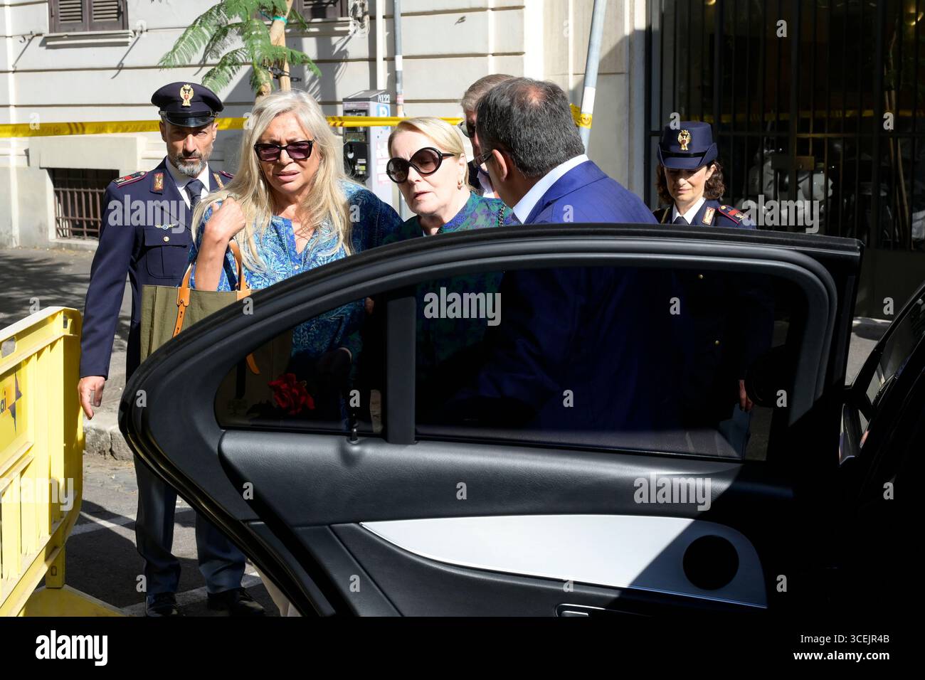 Roma, Italia. 18 agosto 2025. Mara Venier (l) e Katia Ricciarelli (r) lasciano il Teatro delle vittorie dopo aver visitato la cappella di riposo per Pippo Baudo. Credito: SOPA Images Limited/Alamy Live News Foto Stock