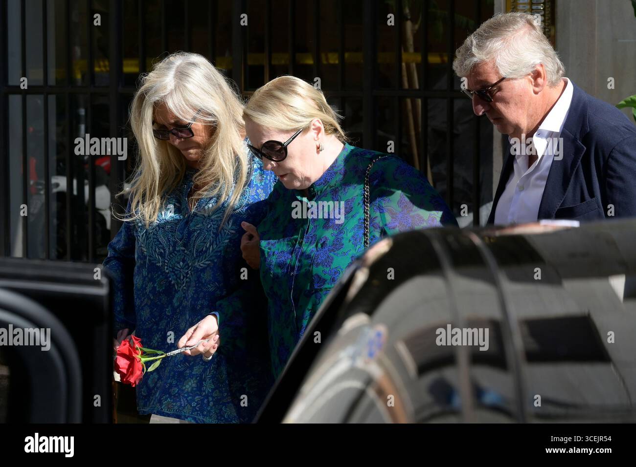 Roma, Italia. 18 agosto 2025. Mara Venier (l) e Katia Ricciarelli (r) lasciano il Teatro delle vittorie dopo aver visitato la cappella di riposo per Pippo Baudo. Credito: SOPA Images Limited/Alamy Live News Foto Stock