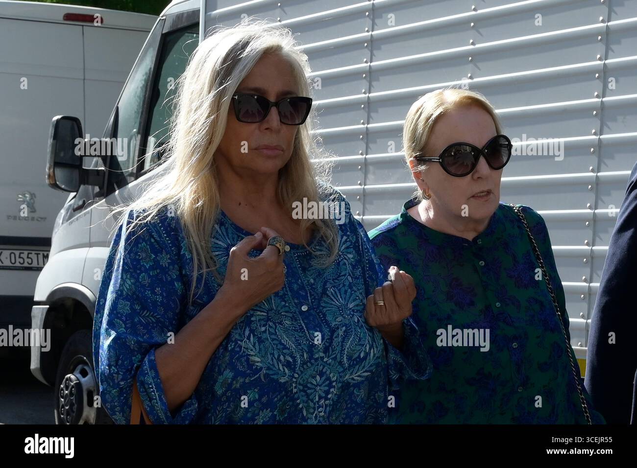 Roma, Italia. 18 agosto 2025. Mara Venier (l) e Katia Ricciarelli (r) arrivano alla cappella di riposo durante una visita alla cappella funebre di Pippo Baudo al Teatro delle vittorie. Credito: SOPA Images Limited/Alamy Live News Foto Stock