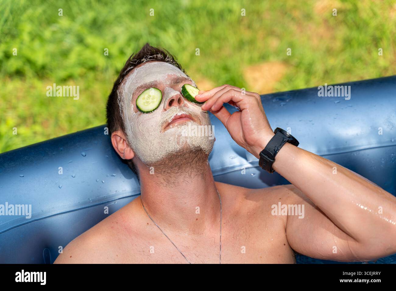 Baviera, Germania - 18 agosto 2025: Benessere e relax a casa cura naturale della pelle con cetrioli e maschere per il relax e la freschezza nella vita di tutti i giorni. *** Wellness und Entspannung ganz einfach zuhause natürliche Hautpflege mit Gurken und Maske sorgt für Erholung und Frische im Alltag. Foto Stock