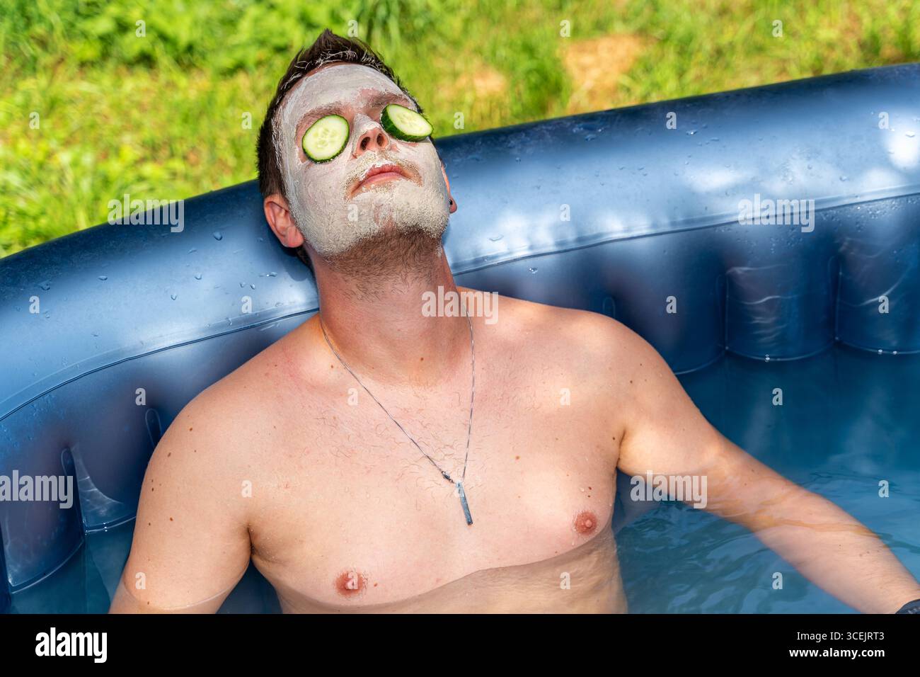 Baviera, Germania 18 agosto 2025: Cura naturale della pelle con cetrioli e maschere di fango benessere in armonia con la natura. L'immagine mostra rilassamento, cosmetici sostenibili e cura consapevole di sé per gli uomini. *** Natürliche Hautpflege mit Gurken und Gesichtsmaske aus Schlamm Wellness im Einklang mit der Natur. DAS Bild zeigt Entspannung, nachhaltige Kosmetik und bewusste Selbstfürsorge bei Männern. Foto Stock