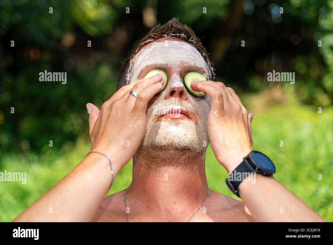 Baviera, Germania - 18 agosto 2025: Benessere e relax a casa cura naturale della pelle con cetrioli e maschere per il relax e la freschezza nella vita di tutti i giorni. *** Wellness und Entspannung ganz einfach zuhause natürliche Hautpflege mit Gurken und Maske sorgt für Erholung und Frische im Alltag. Foto Stock