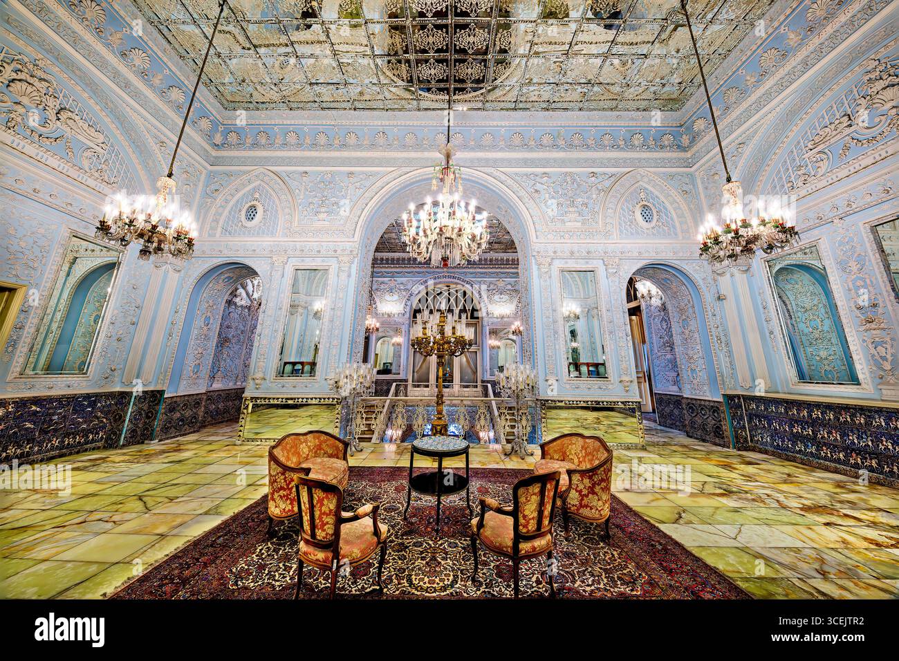 Ingresso alla Salam Hall, al Palazzo del Golestan, sito patrimonio dell'umanità dell'UNESCO a Teheran, Iran. Splendido arredamento persiano, perfetto per progetti culturali e storici. Foto Stock
