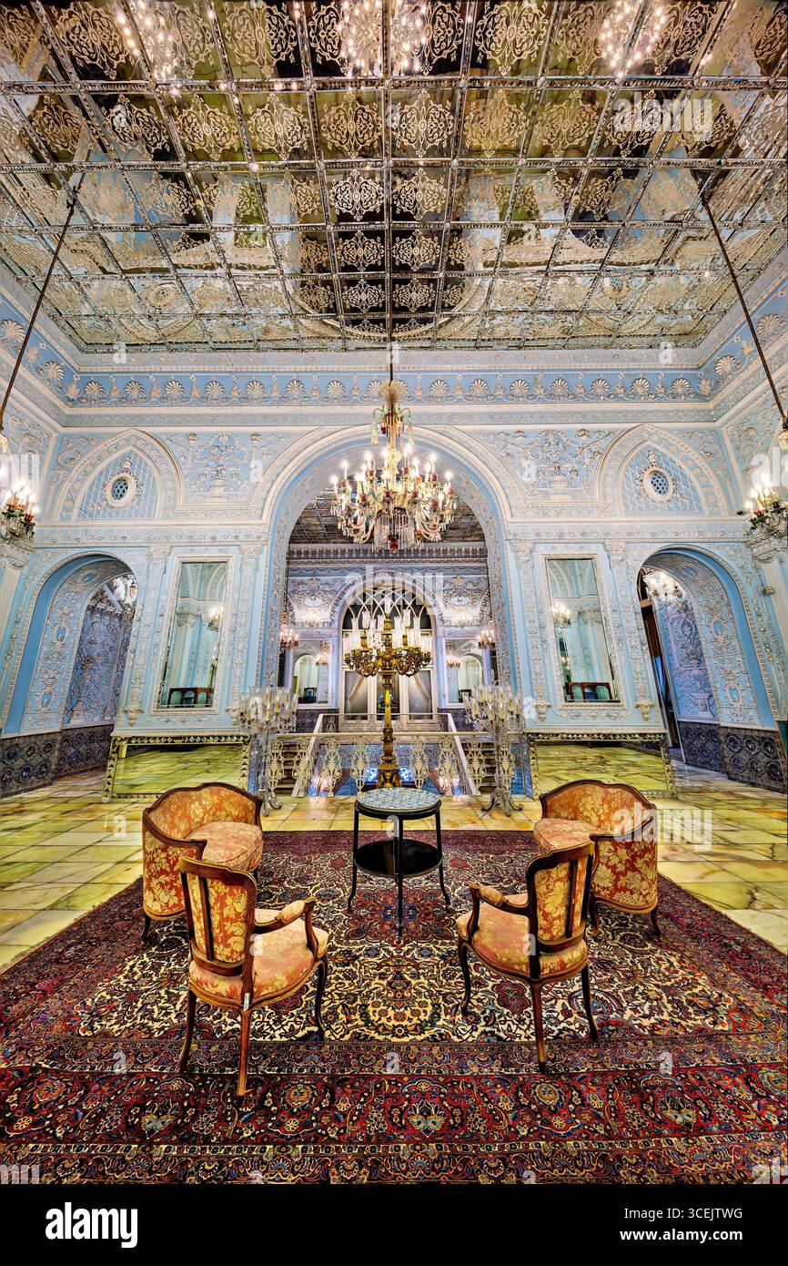 Ingresso alla Salam Hall, al Palazzo del Golestan, sito patrimonio dell'umanità dell'UNESCO a Teheran, Iran. Splendido arredamento persiano, perfetto per progetti culturali e storici. Foto Stock