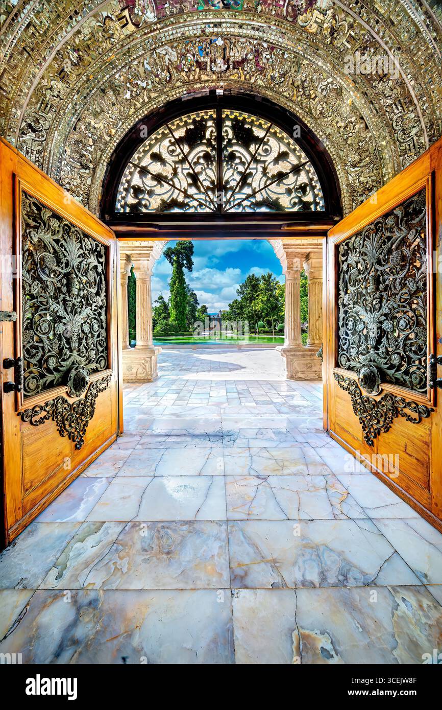 Ingresso alla Salam Hall, al Palazzo del Golestan, sito patrimonio dell'umanità dell'UNESCO a Teheran, Iran. Splendido arredamento persiano, perfetto per progetti culturali e storici. Foto Stock