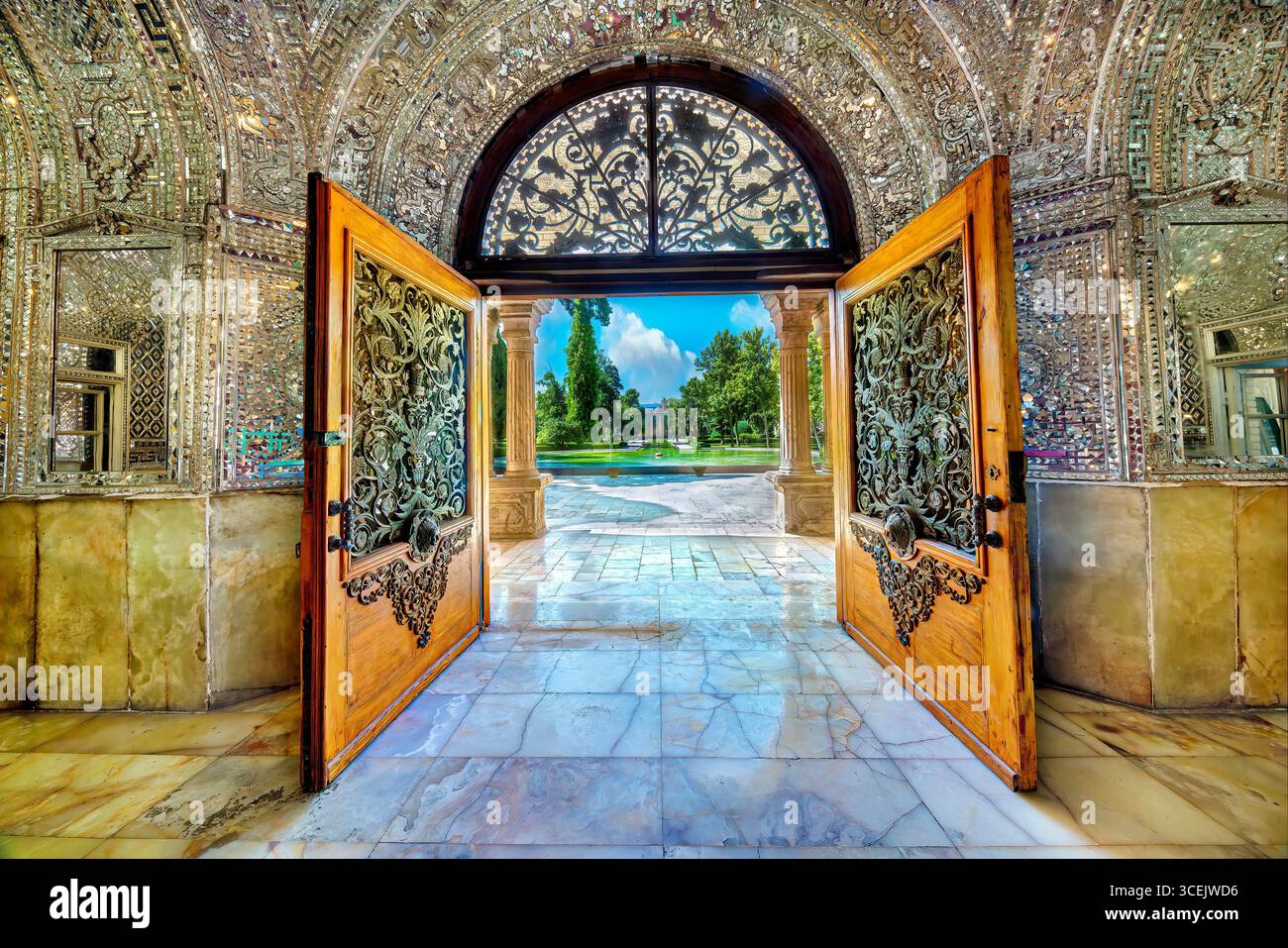 Ingresso alla Salam Hall, al Palazzo del Golestan, sito patrimonio dell'umanità dell'UNESCO a Teheran, Iran. Splendido arredamento persiano, perfetto per progetti culturali e storici. Foto Stock
