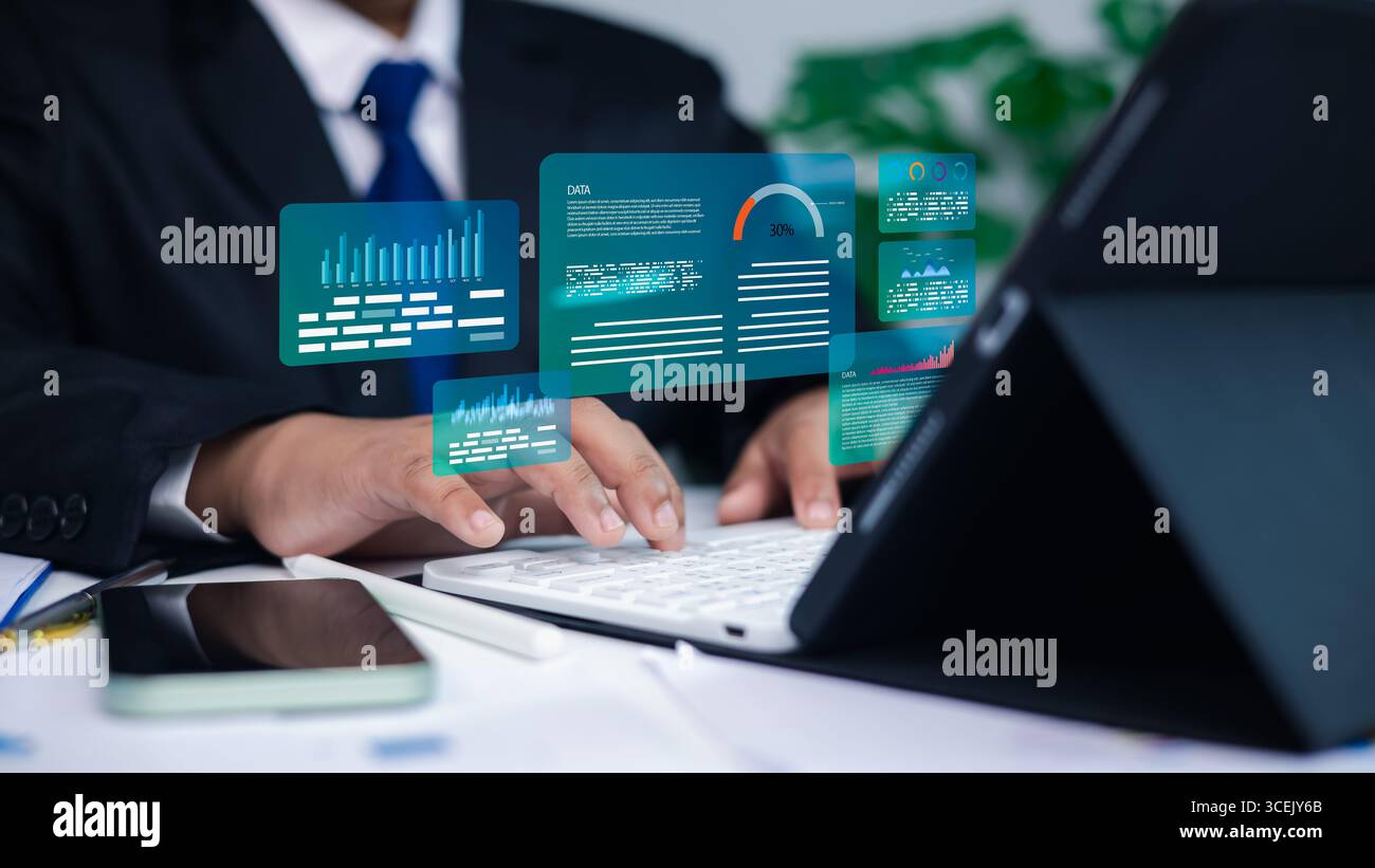 Uomo d'affari che utilizza un'interfaccia di analisi dei dati con ologramma su un tablet per la tecnologia finanziaria, la trasformazione digitale, la visualizzazione dei big data e Foto Stock