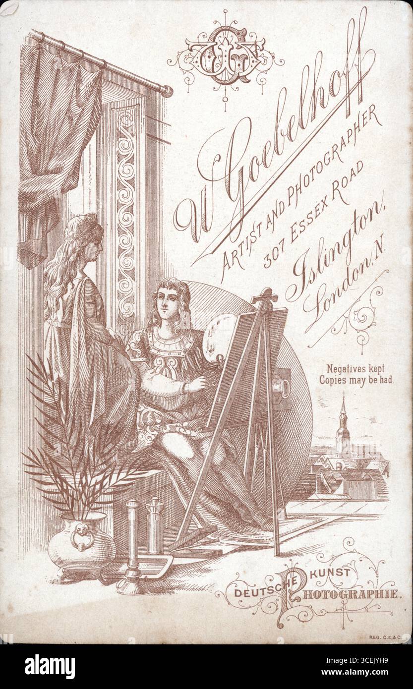 Elaborate illustrazioni per W. Goebelhoff, artista e fotografo, 307 Essex Road, Islington, Londra. Una scena ricca di dettagli mostra una donna che posa mentre un'altra, probabilmente Goebelhoff, la dipinge o la fotografa, circondata da strumenti artistici: Tavolozza, pennelli, candele. Lo sfondo include drappeggi, una colonna e una chiesa che passa attraverso la finestra, mescolando l'eleganza dello studio con un tocco continentale. Il testo include “KUNST DEUTSCHE AUTOGRAPHIE”, che suggerisce l'influenza artistica tedesca e la clientela multilingue. Da una serie di fotografie di albumi originali del tardo Vittoriano e dei primi edoardiani. Foto Stock