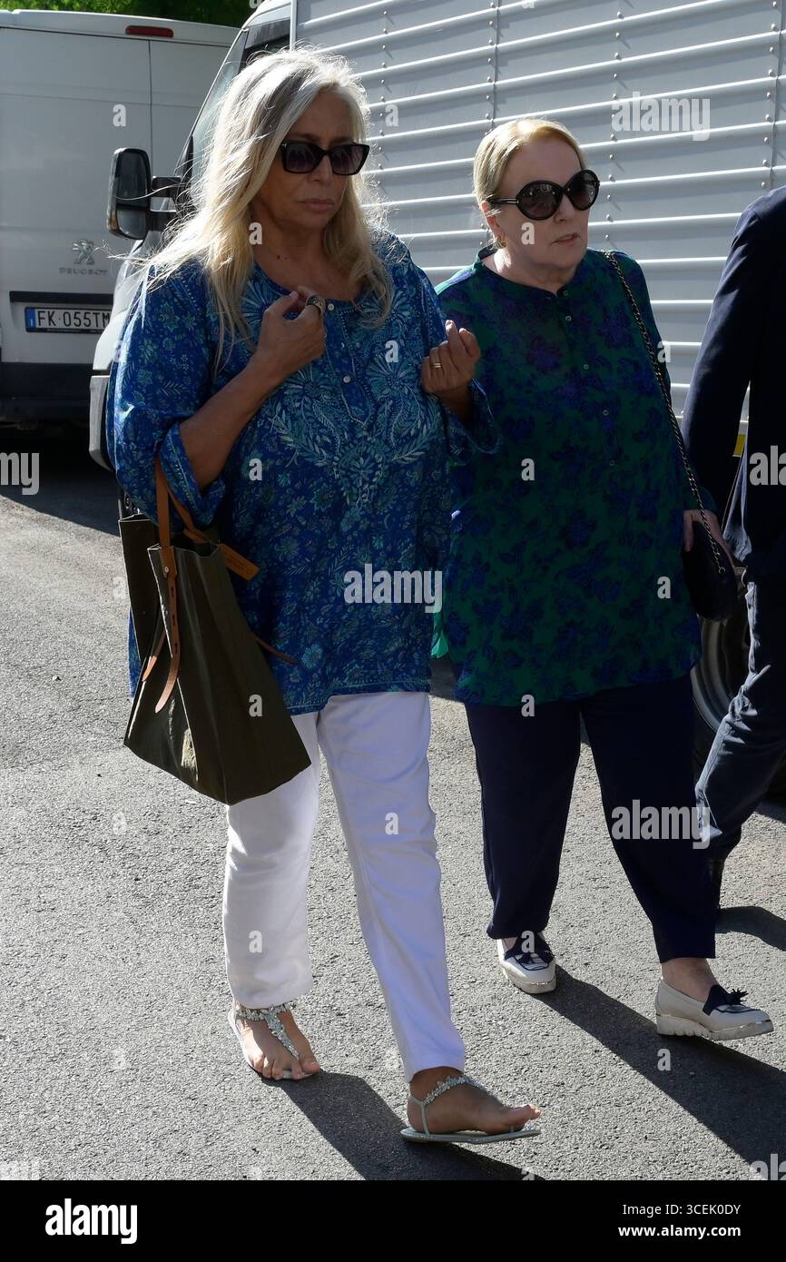 Roma, Italia. 18 agosto 2025. Mara Venier (l) e Katia Ricciarelli (r) arrivano alla cappella di riposo durante una visita alla cappella funebre di Pippo Baudo al Teatro delle vittorie. (Foto di Mario Cartelli/SOPA Images/Sipa USA) credito: SIPA USA/Alamy Live News Foto Stock
