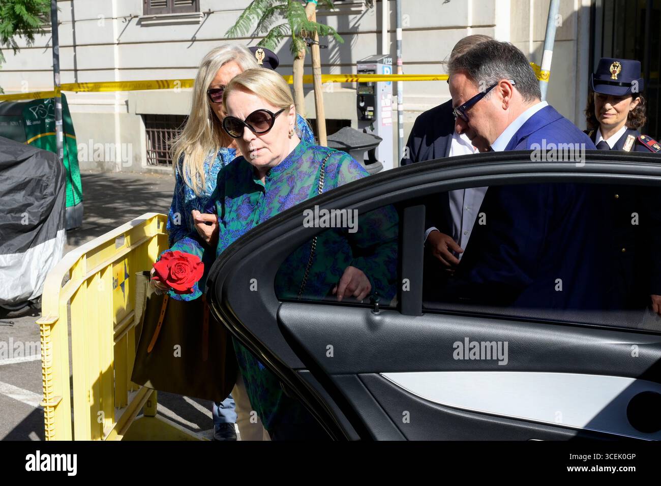 Roma, Italia. 18 agosto 2025. Mara Venier (l) e Katia Ricciarelli (r) lasciano il Teatro delle vittorie dopo aver visitato la cappella di riposo per Pippo Baudo. (Foto di Mario Cartelli/SOPA Images/Sipa USA) credito: SIPA USA/Alamy Live News Foto Stock