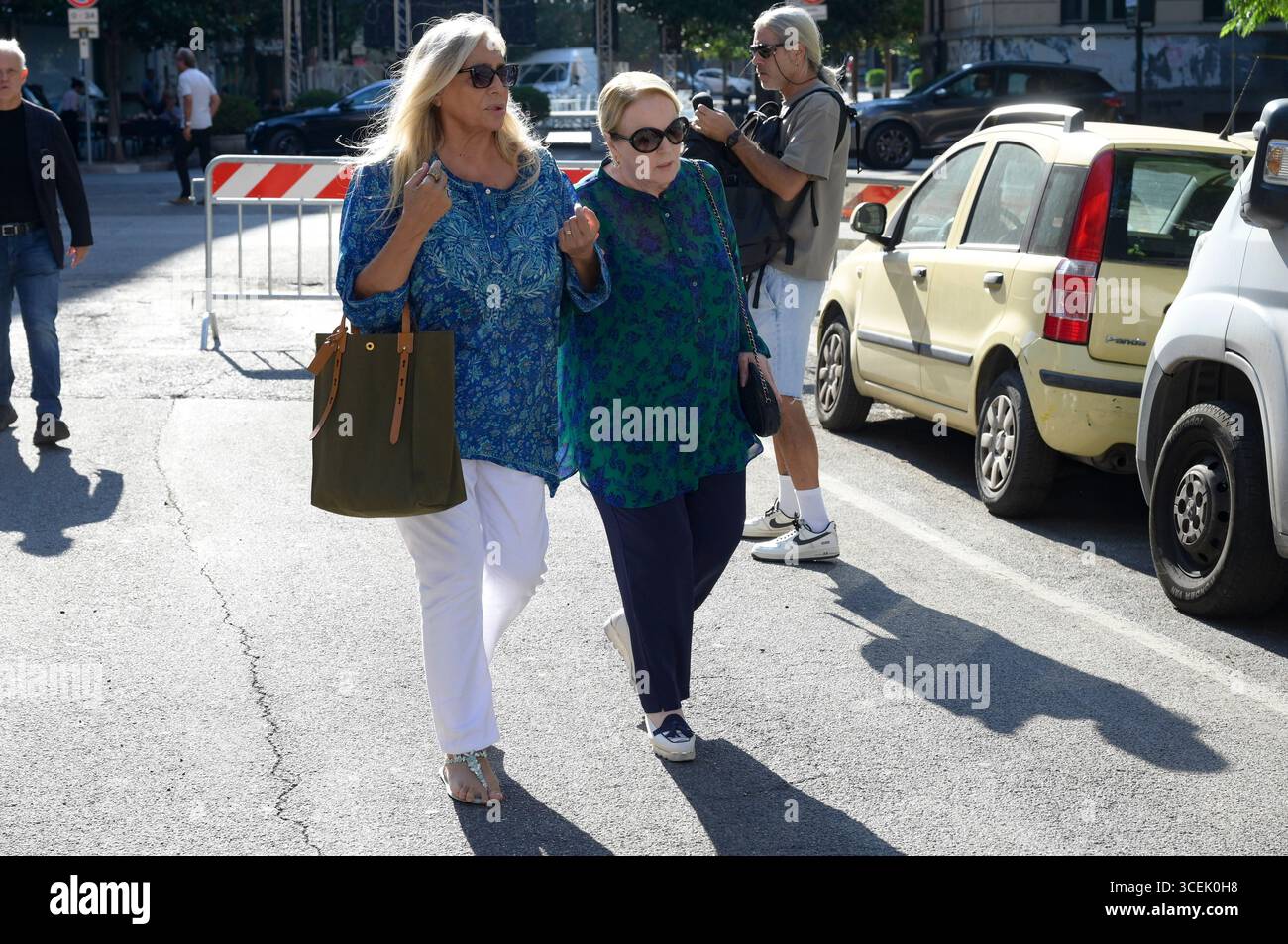 Roma, Italia. 18 agosto 2025. Mara Venier (l) e Katia Ricciarelli (r) arrivano alla cappella di riposo durante una visita alla cappella funebre di Pippo Baudo al Teatro delle vittorie. (Foto di Mario Cartelli/SOPA Images/Sipa USA) credito: SIPA USA/Alamy Live News Foto Stock
