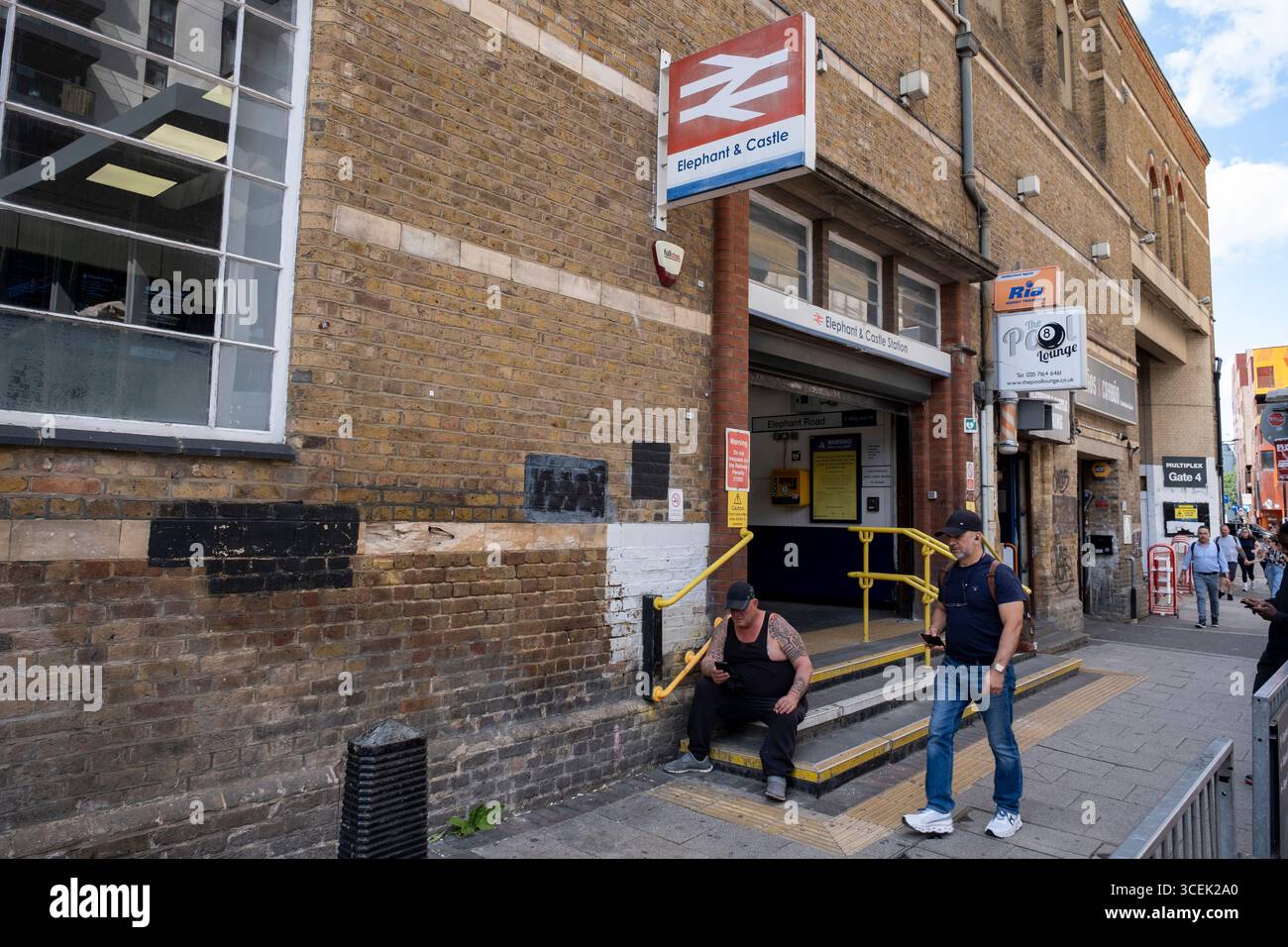 Ingresso/uscita alla stazione ferroviaria Elephant and Caste il 5 agosto 2025 a Londra, Regno Unito. L'area è ora soggetta a una ristrutturazione pianificata di 1,5 miliardi di sterline. Un quadro di sviluppo è stato approvato dal Consiglio di Southwark nel 2004. Si estende su 170 acri e prevede di ripristinare l'Elefante al ruolo di principale centro urbano per la parte interna di South London. Foto Stock