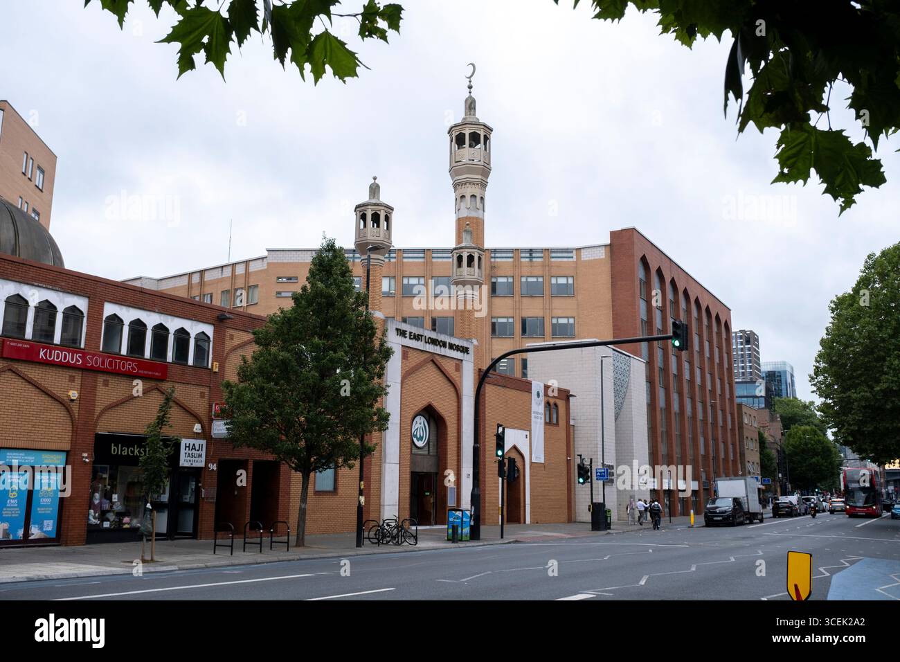 London Muslim Centre in Whitechapel High Street il 4 agosto 2025 a Londra, Regno Unito. La East London Mosque si trova nel London Borough of Tower Hamlets tra Whitechapel e Aldgate East. Insieme all'adiacente London Muslim Centre e al Maryam Centre, è una delle moschee più grandi d'Europa. Foto Stock