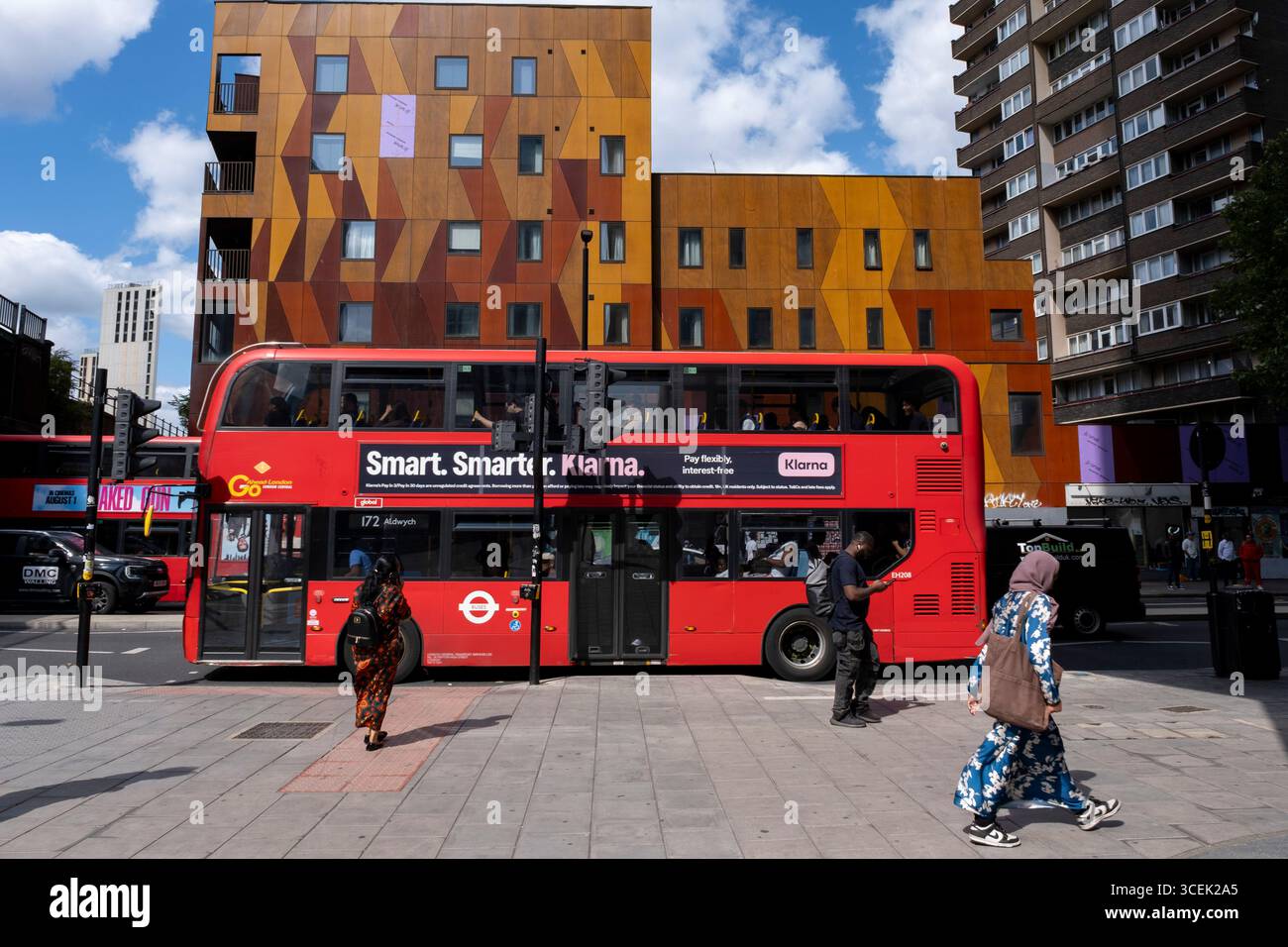 Autobus di trasporto pubblico e appartamenti colorati all'Elephant and Castle il 5 agosto 2025 a Londra, Regno Unito. L'area è ora soggetta a una ristrutturazione pianificata di 1,5 miliardi di sterline. Un quadro di sviluppo è stato approvato dal Consiglio di Southwark nel 2004. Si estende su 170 acri e prevede di ripristinare l'Elefante al ruolo di principale centro urbano per la parte interna di South London. Foto Stock