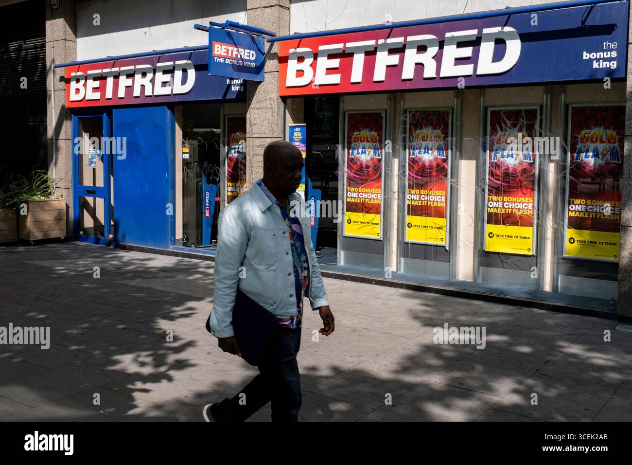 Fai shopping di fronte al negozio di scommesse Betfred presso Elephant and Castle il 5 agosto 2025 a Londra, Regno Unito. Foto Stock