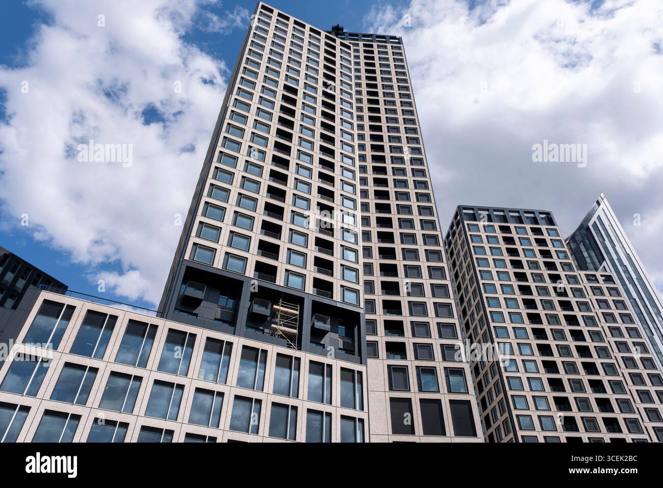 La riqualificazione di Elephant and Castle come le numerose e alte strutture di nuovi condomini continuano quasi a essere completate il 5 agosto 2025 a Londra, Regno Unito. L'area è ora soggetta a una ristrutturazione pianificata di 1,5 miliardi di sterline. Un quadro di sviluppo è stato approvato dal Consiglio di Southwark nel 2004. Si estende su 170 acri e prevede di ripristinare l'Elefante al ruolo di principale centro urbano per la parte interna di South London. Foto Stock