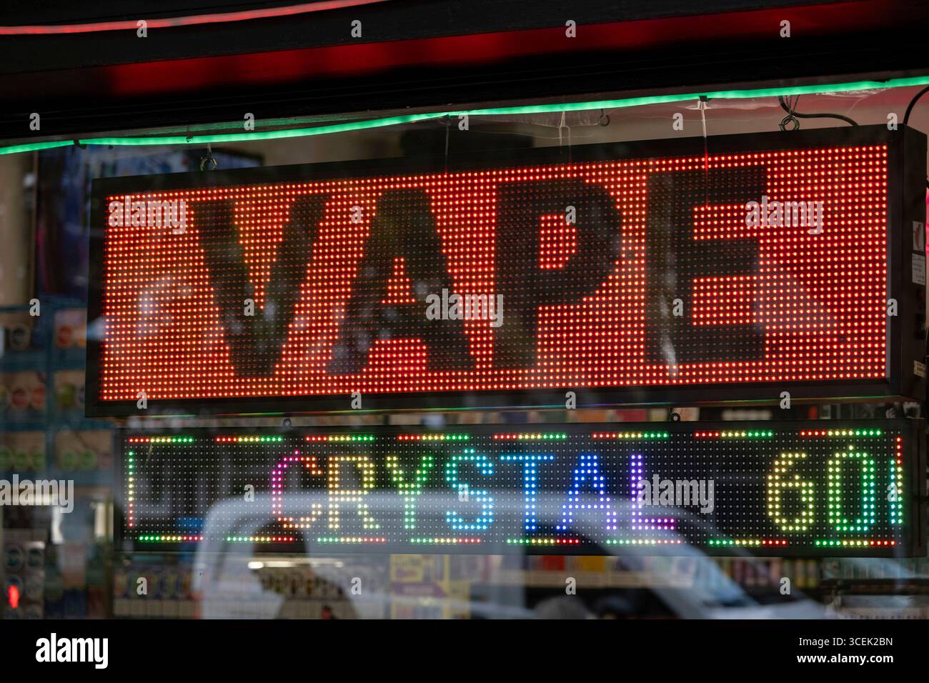 Vape shop che vende prodotti per lo svapo, tra cui sigarette elettroniche, succo di vape e penne usa e getta vape il 5 agosto 2025 a Londra, Regno Unito. Lo svapo è spesso visto come un'alternativa sicura o più sicura al fumo. È anche relativamente nuovo per il mercato, che ha colpito solo il mainstream negli ultimi dieci anni circa. Le penne monouso sono dispositivi non ricaricabili che generalmente vengono forniti riempiti con liquido elettronico. Recentemente si è discusso molto in termini di salute pubblica, in particolare per quanto riguarda la disponibilità di prodotti vape per i bambini, in particolare vapori usa e getta. Foto Stock