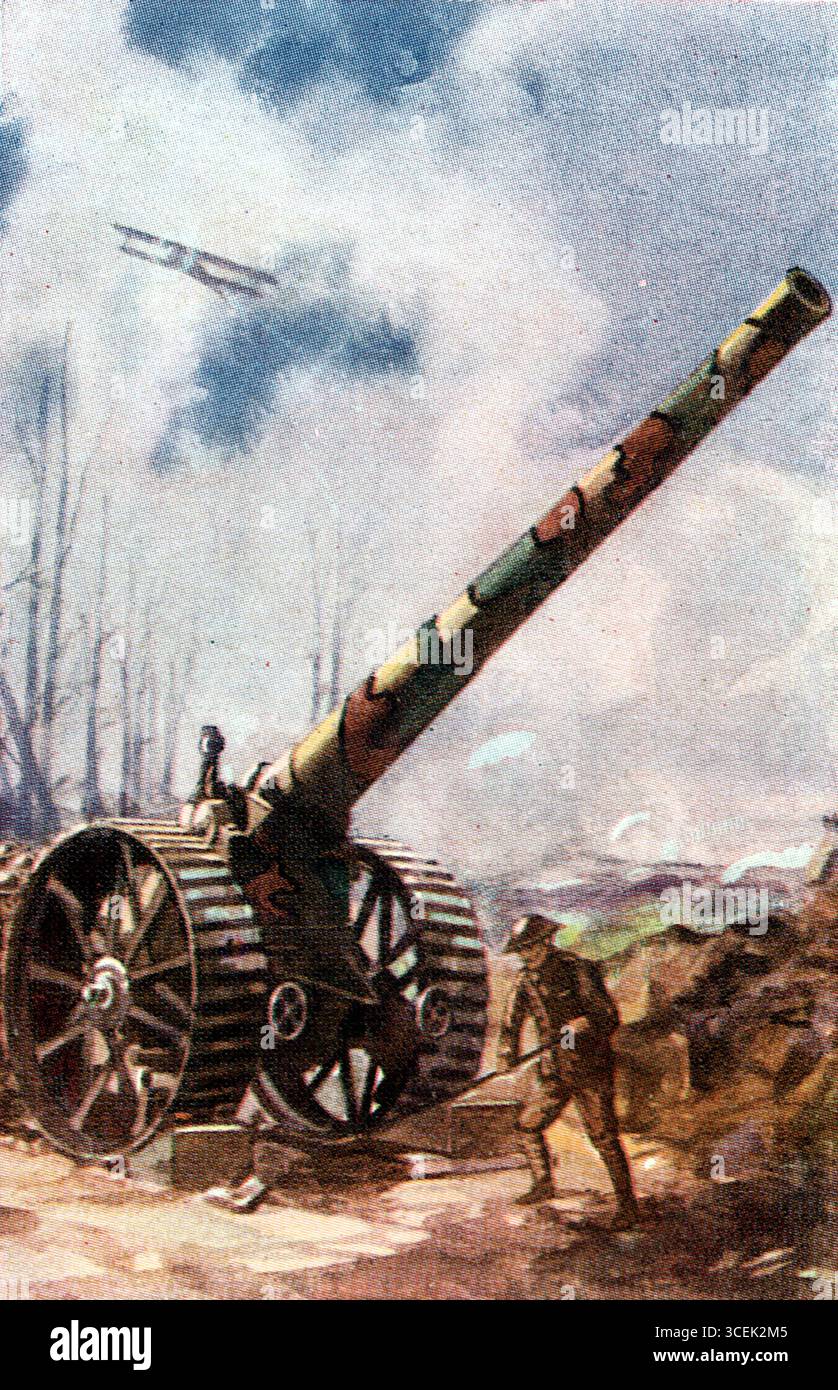 Pubblicata nel 1928 da John Player & Sons of Nottingham come parte della serie di carte da sigaretta Artillery in Action, questa immagine raffigura una pistola da campo mimetizzata montata su ruote massicce, posizionata in un paesaggio desolato e lacerato dalla guerra. Un soldato si trova accanto al cannone mentre un'altra figura si trova in cima, suggerendo ispezione o prontezza. Alberi senza fronzoli e fumo alla deriva incorniciano la scena, mentre un biplano si libra in alto, evocando la ricognizione e il combattimento dell'era della prima guerra mondiale. La composizione fonde la desolazione atmosferica con la scala tecnologica e la tensione operativa. Foto Stock
