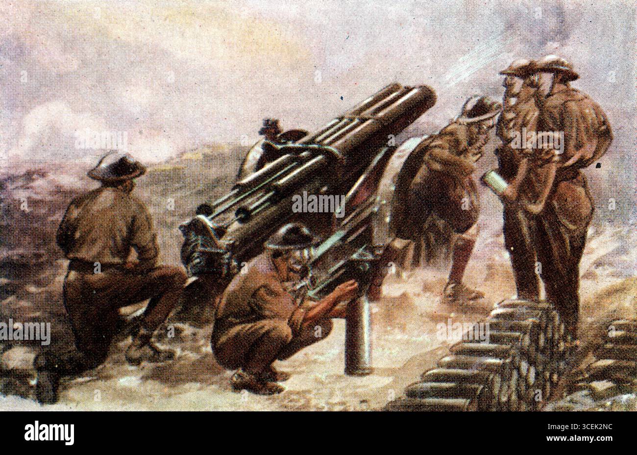 Pubblicata nel 1928 da John Player & Sons of Nottingham come parte della loro serie di carte di sigarette Artillery in Action, questa immagine cattura un momento dinamico di funzionamento dell'artiglieria. Quattro soldati britannici con elmetto preparano un grande cannone da campo per sparare: Uno accovacciato vicino alla base, un altro che carica un proiettile e altri due che assistono o dirigono. Una pila di proiettili giace in primo piano, suggerendo un'azione sostenuta. Il terreno fumoso e accidentato e lo sfondo danneggiato evocano una zona di combattimento attiva, evidenziando le condizioni di coordinazione, urgenza e tempo di guerra. Foto Stock