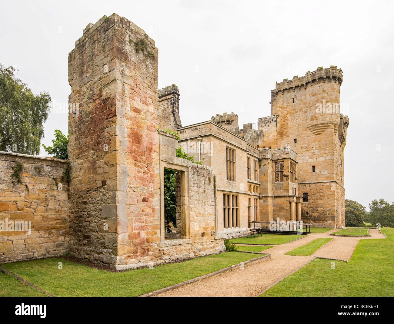 Il castello di Belsay in rovina vicino a Belsay Hall, vicino a Newcastle nel Regno Unito Foto Stock