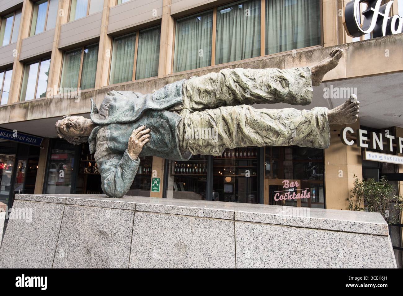 "The Floating Man" parte di "The Man with Potential Self" parte di un'installazione artistica nella sezione pedonale di Grainger St Newcaste-upon-Tyne. Foto Stock