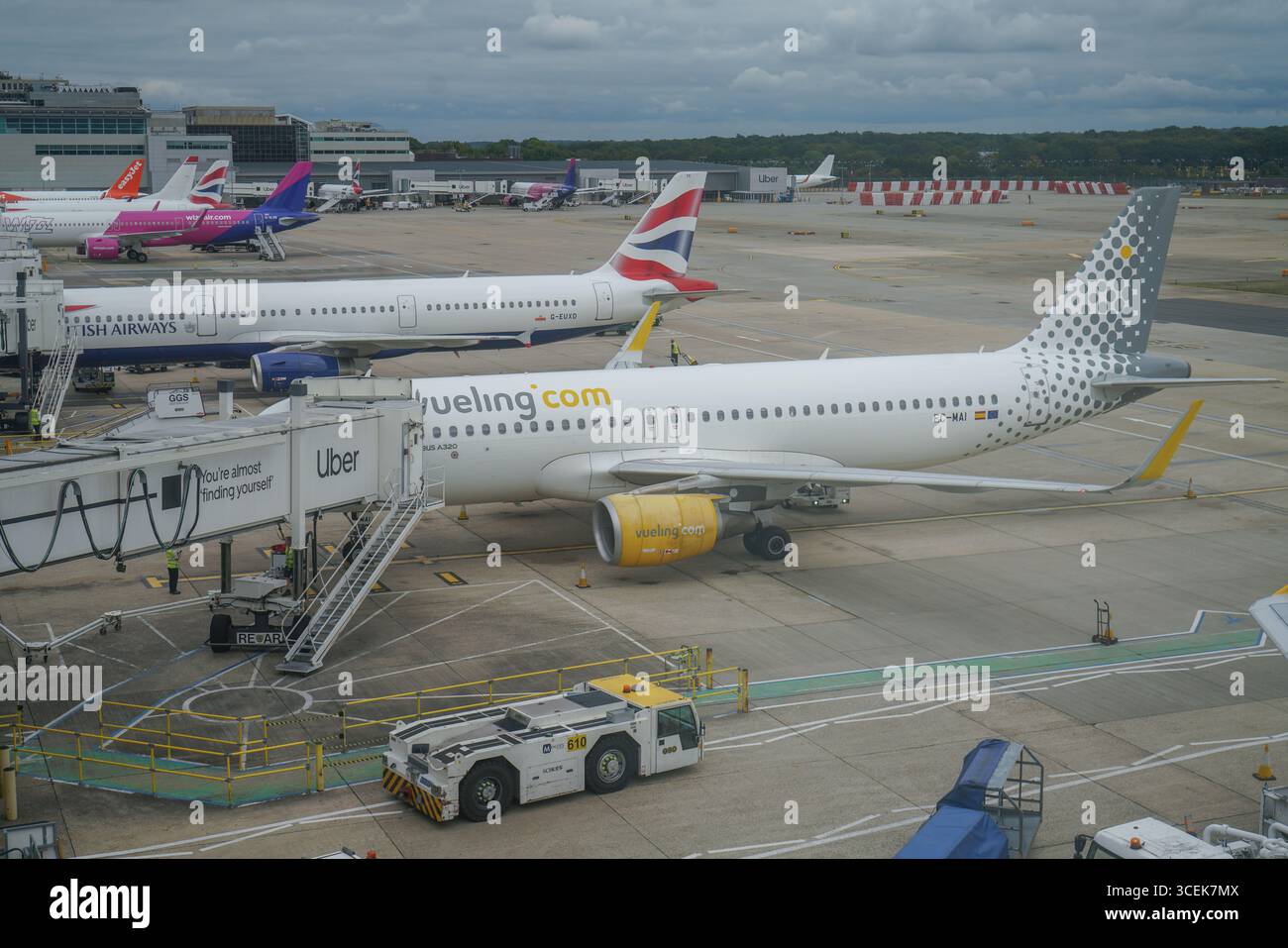 Gatwick, Regno Unito 18 agosto 2025. Aeroplani passeggeri al Terminal Sud dell'aeroporto di Gatwick. I gestori dei bagagli rappresentati dall' Unione delle TIC hanno sospeso lo sciopero che avrebbe avuto luogo dal 22 -26 agosto dopo che è stata presentata una nuova offerta di pagamento . Amer Ghazzal/Alamy Live News Foto Stock