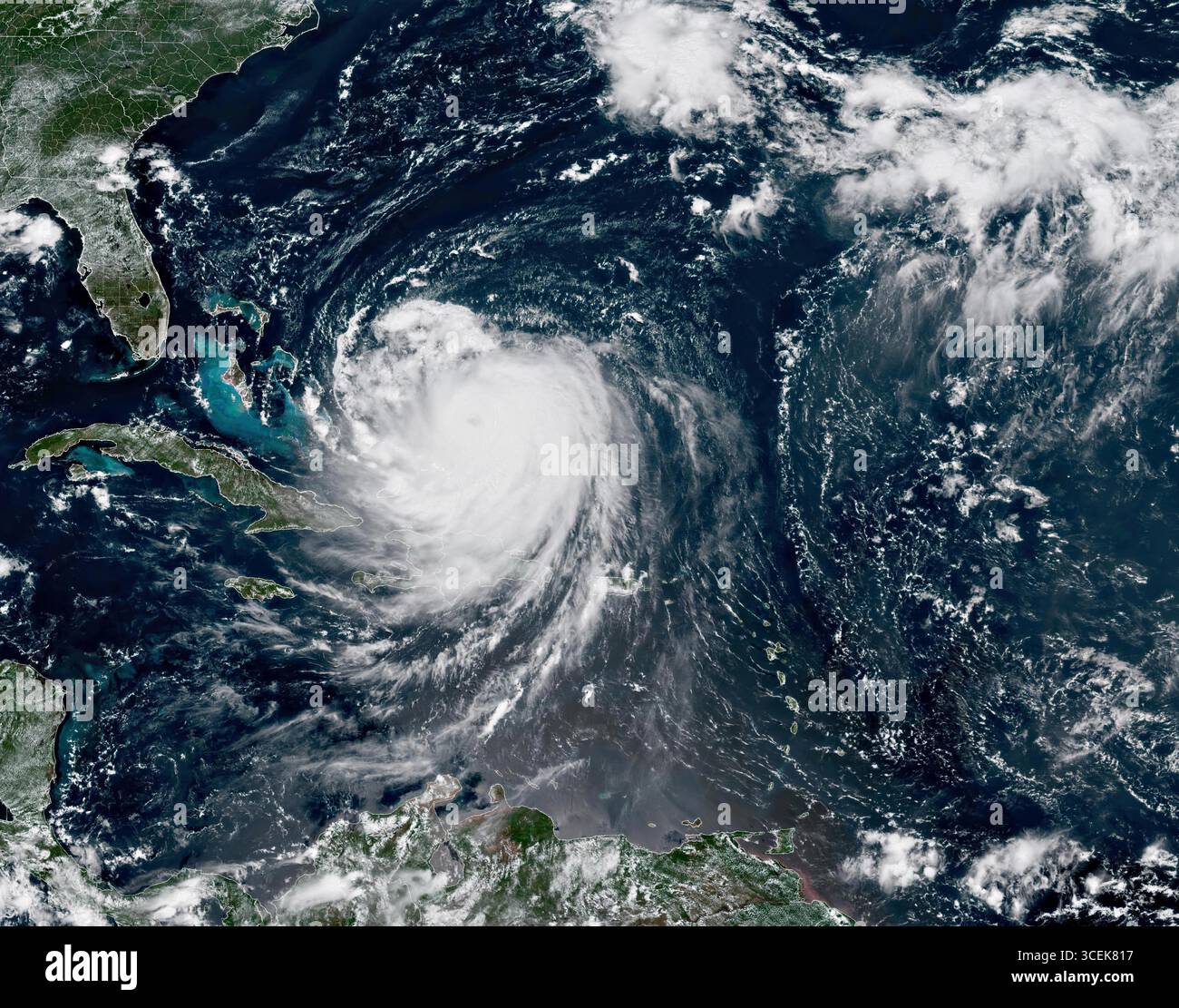 Mar dei Caraibi, Stati Uniti. 18 agosto 2025. Il satellite NOAA Modis che mostra l'uragano Erin, una tempesta di categoria 4 che si muove a nord-ovest al largo di Porto Rico, 18 agosto 2025 nel Mar dei Caraibi. La potente tempesta di categoria 4 era centrata a circa 110 miglia a nord di Grand Turk Island con venti di 140 mph. Crediti: CIRA/NOAA/NOAA/Alamy Live News Foto Stock
